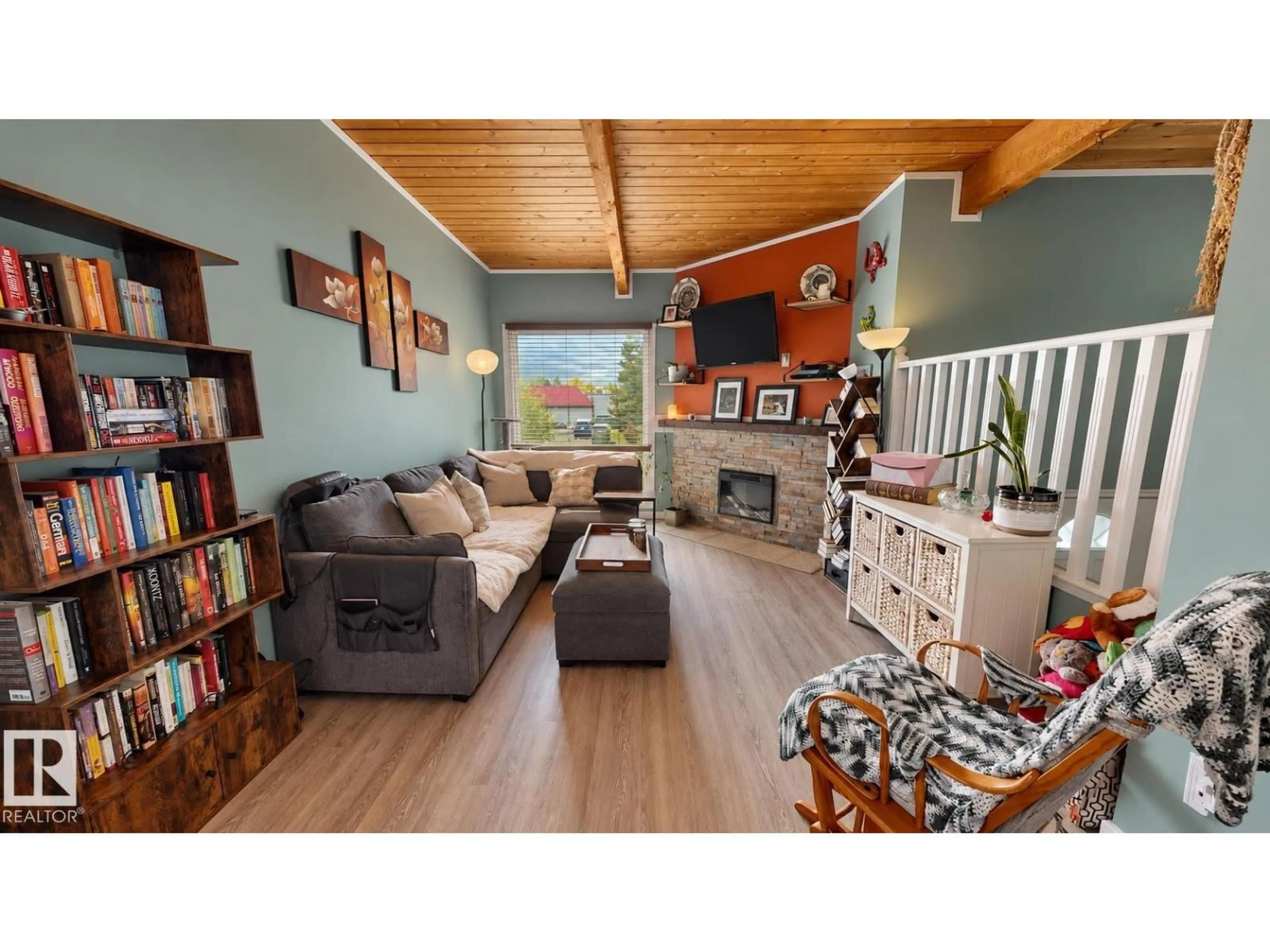 Living room with furniture, wood/laminate floor for NW - 14622 118 ST, Edmonton Alberta T5X2J4