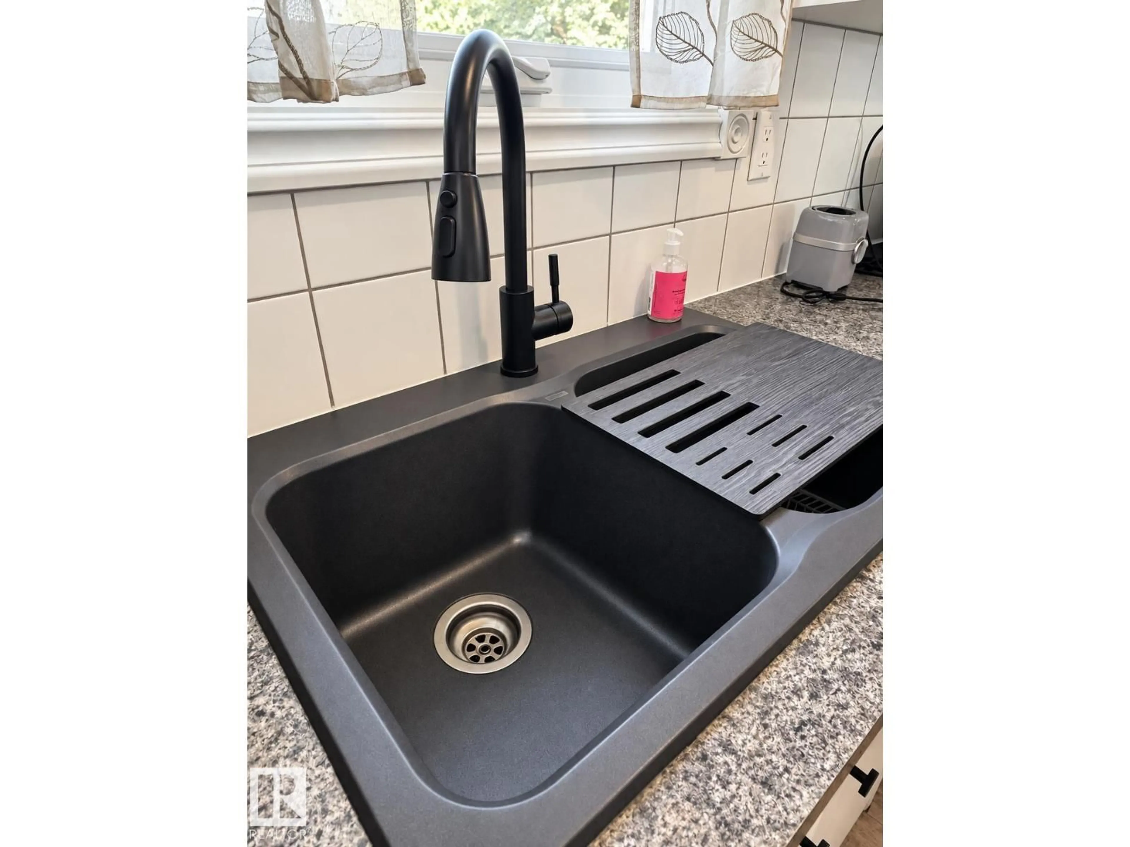 Standard kitchen, ceramic/tile floor for NW - 14622 118 ST, Edmonton Alberta T5X2J4