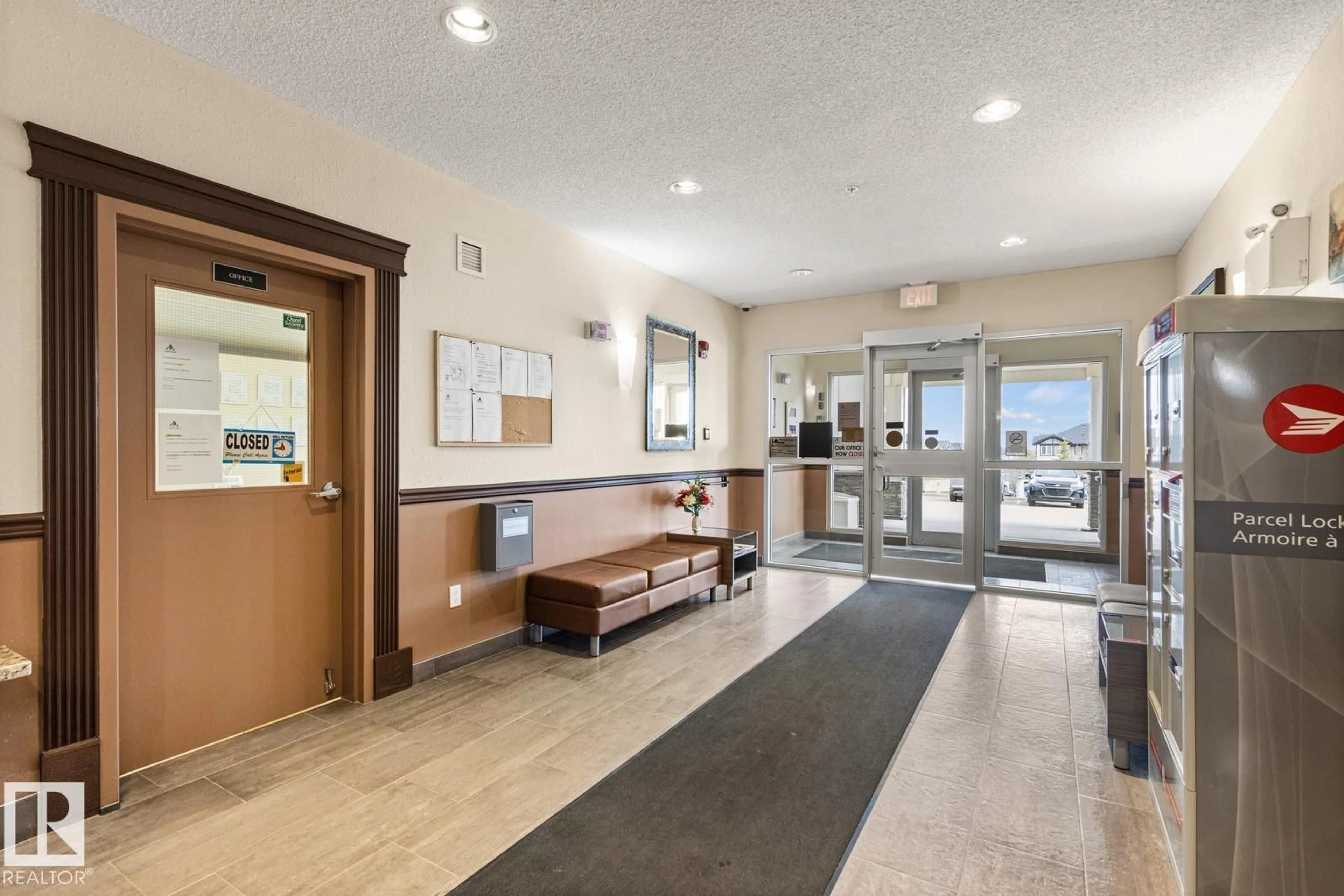 Indoor foyer for 2412 AUGUSTINE CR, Sherwood Park Alberta T8H0X8
