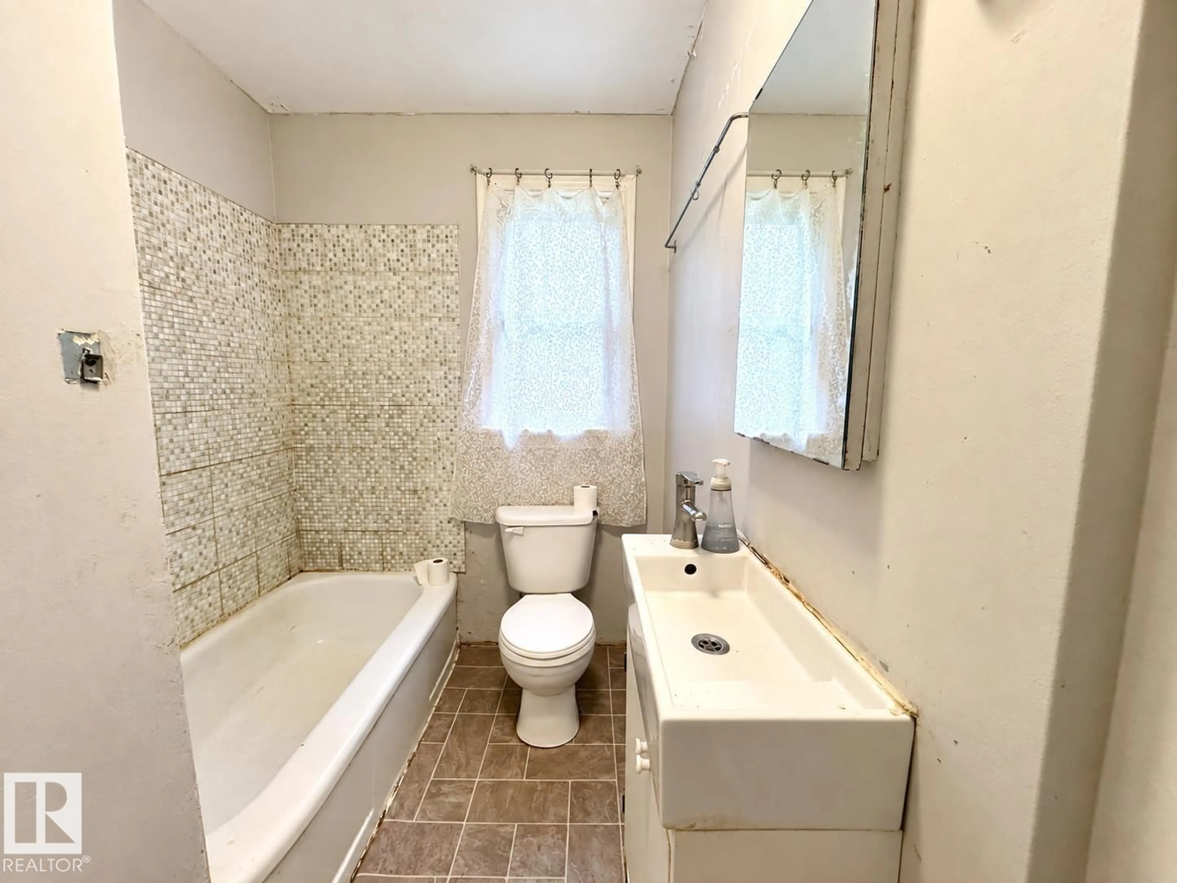 Standard bathroom, ceramic/tile floor for 12113 127 ST, Edmonton Alberta T5L0Z6