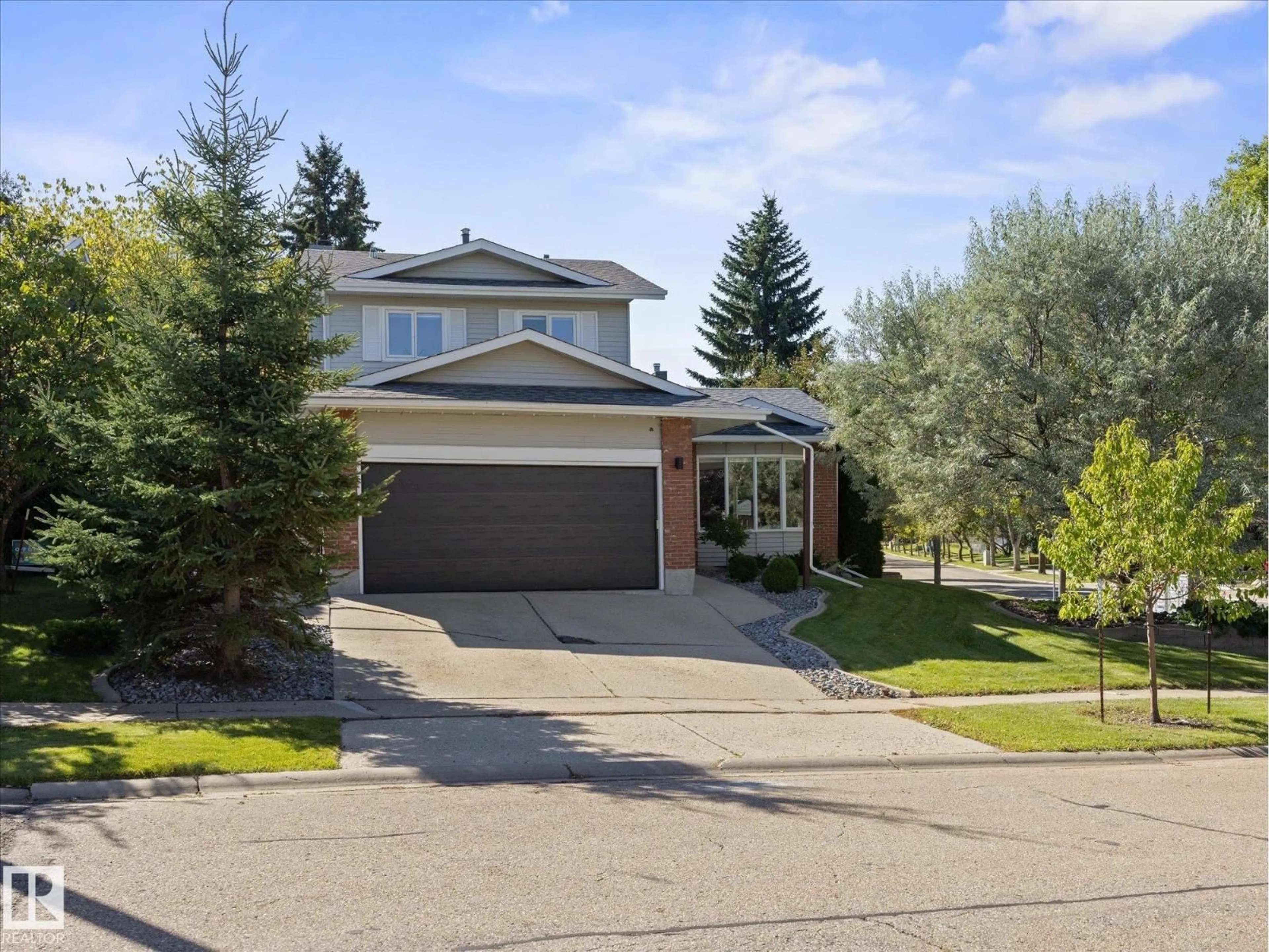 Home with vinyl exterior material, street for 15 WILLOUGHBY DR, St. Albert Alberta T8N4E5
