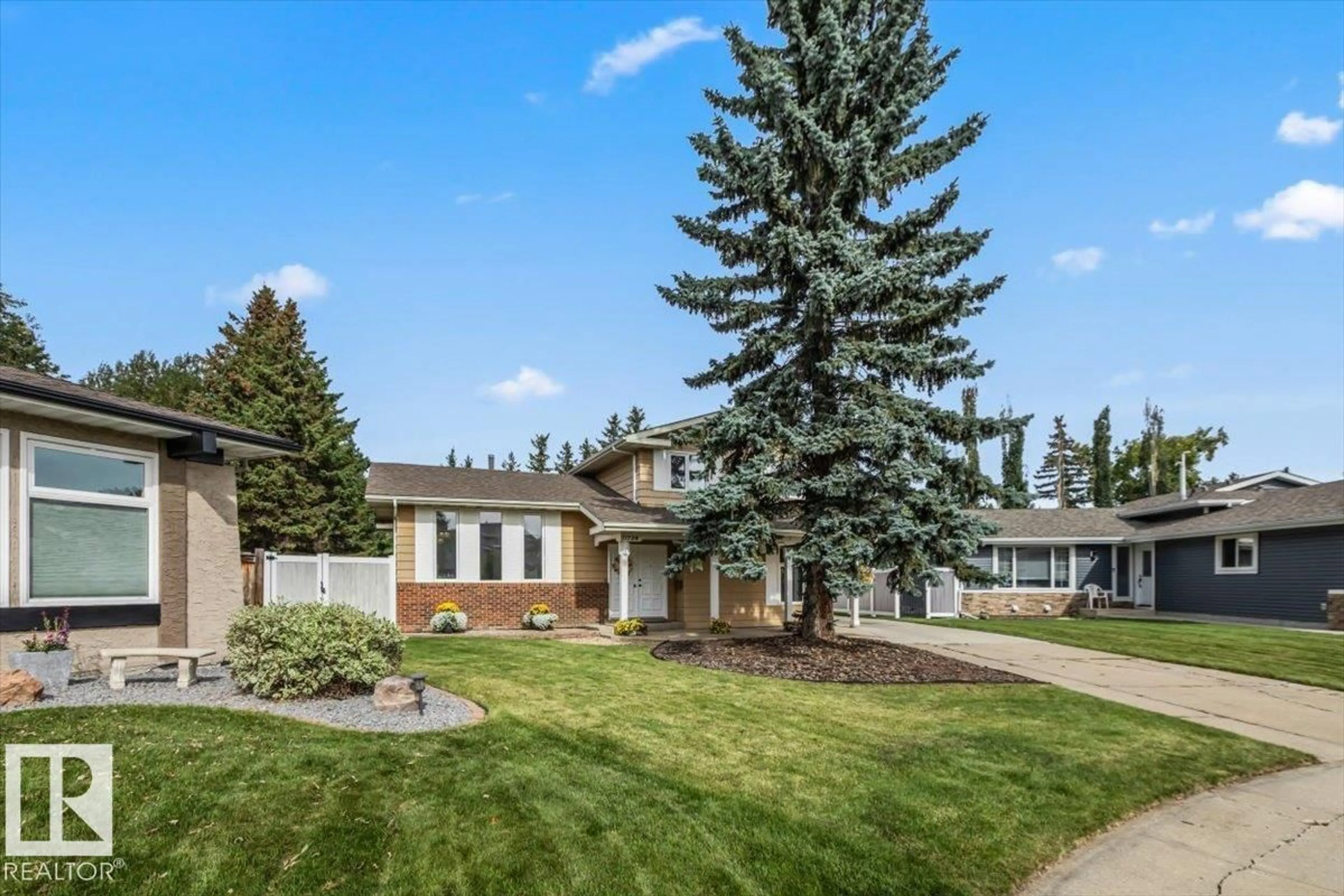 Home with vinyl exterior material, street for 11728 33A AV, Edmonton Alberta T6J3H4