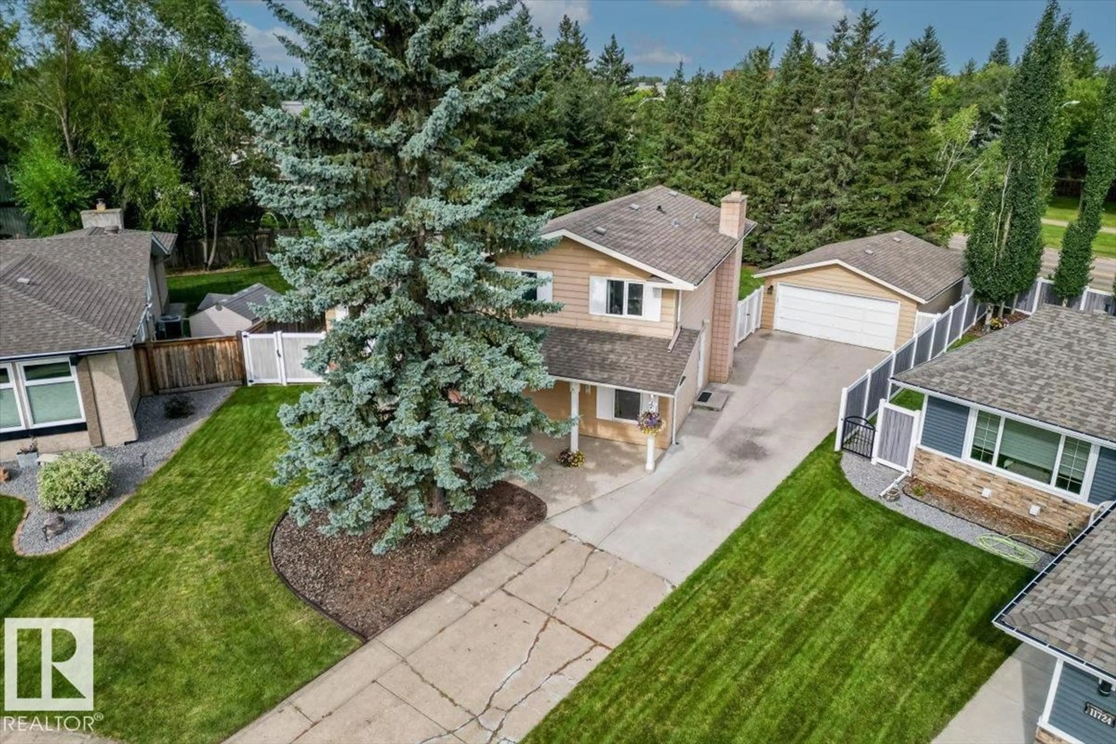 A pic from outside/outdoor area/front of a property/back of a property/a pic from drone, street for 11728 33A AV, Edmonton Alberta T6J3H4