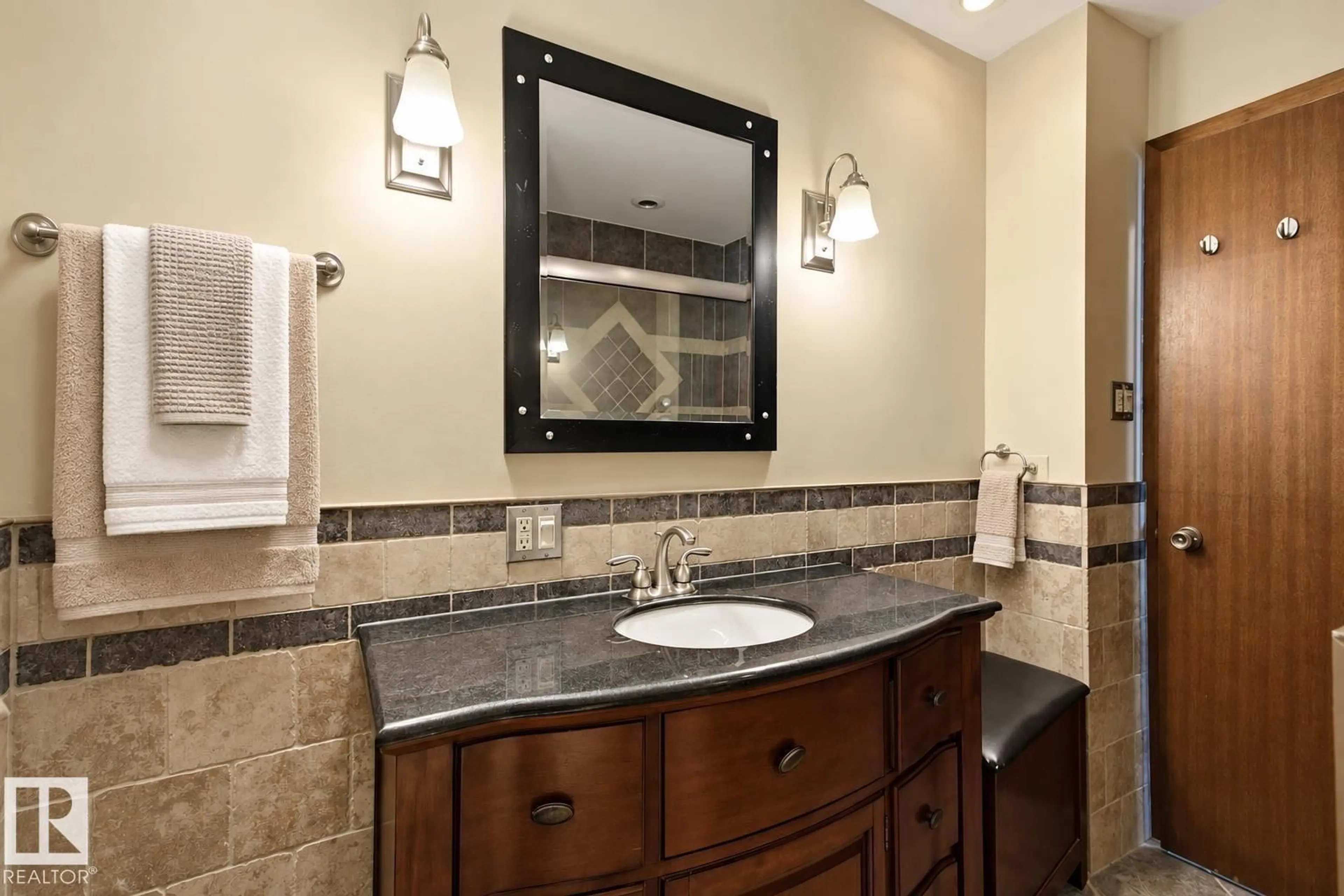 Standard bathroom, ceramic/tile floor for 1006 LUEDERS CR, Sherwood Park Alberta T8A1A9