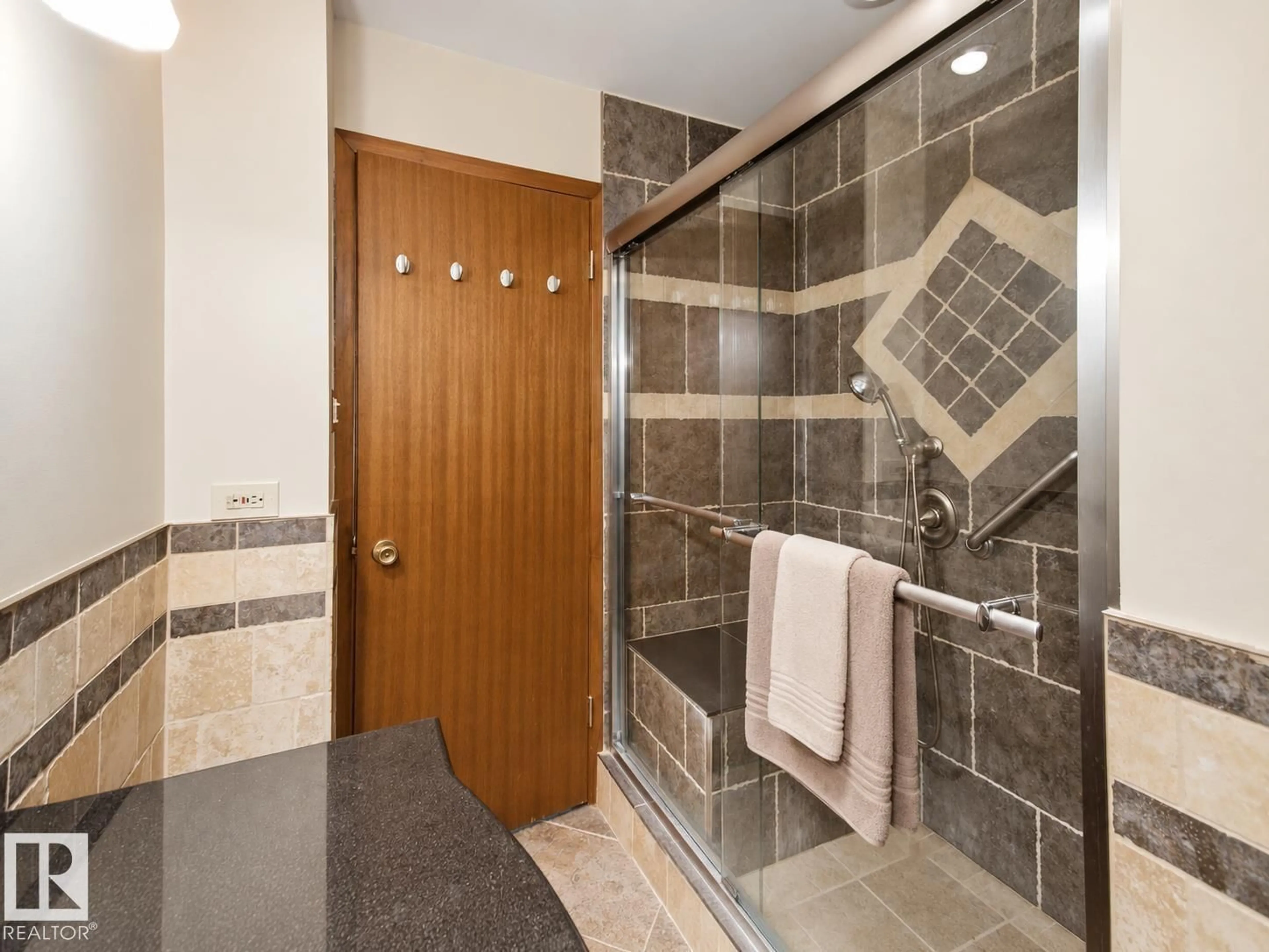 Standard bathroom, ceramic/tile floor for 1006 LUEDERS CR, Sherwood Park Alberta T8A1A9