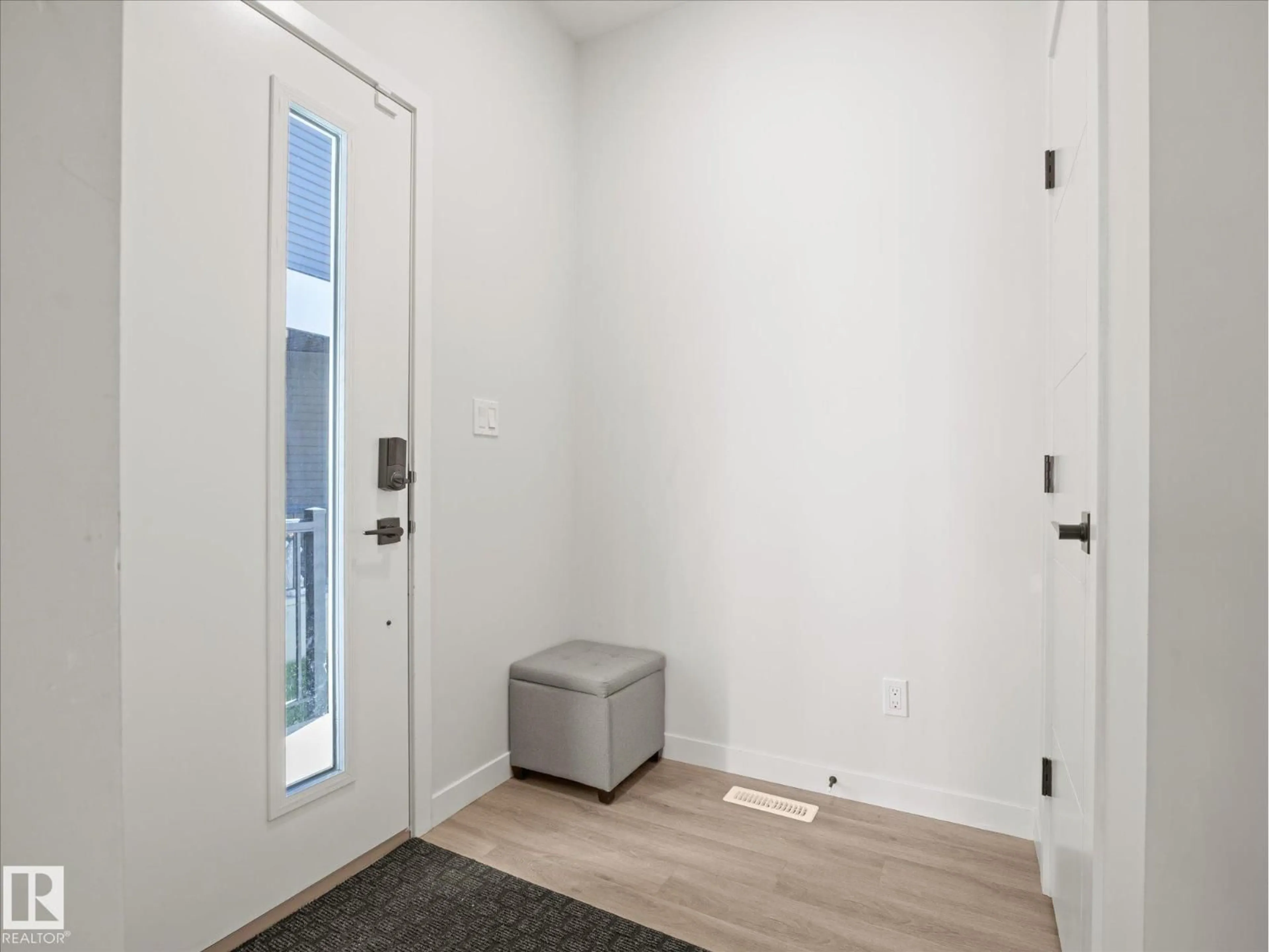 Indoor entryway for 102 KINGSBURY CI, Spruce Grove Alberta T7X0C9