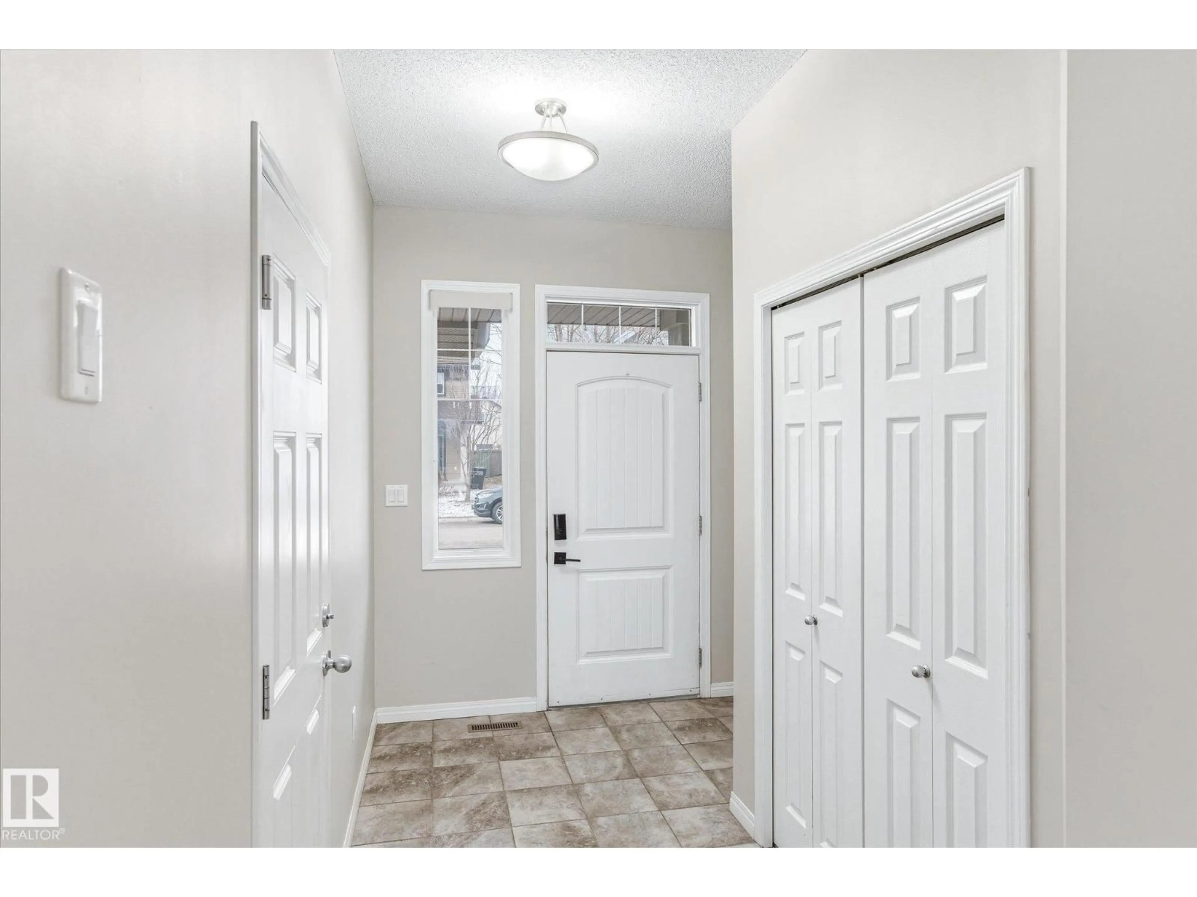 Indoor entryway for 1668 CHAPMAN WY, Edmonton Alberta T6W0Y5