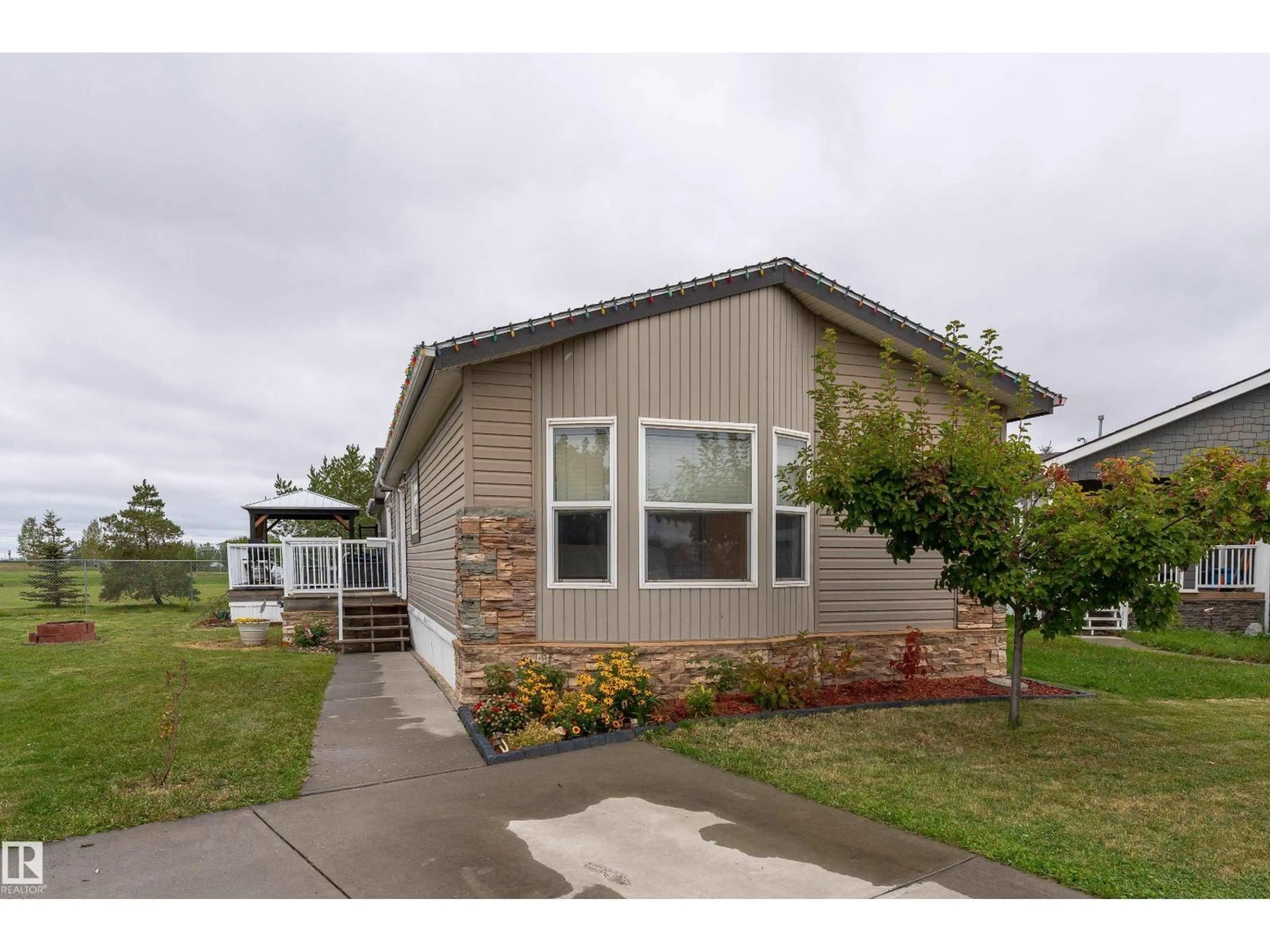 Home with vinyl exterior material, street for NW - 422 OAK WOOD CR, Edmonton Alberta T6P0B2