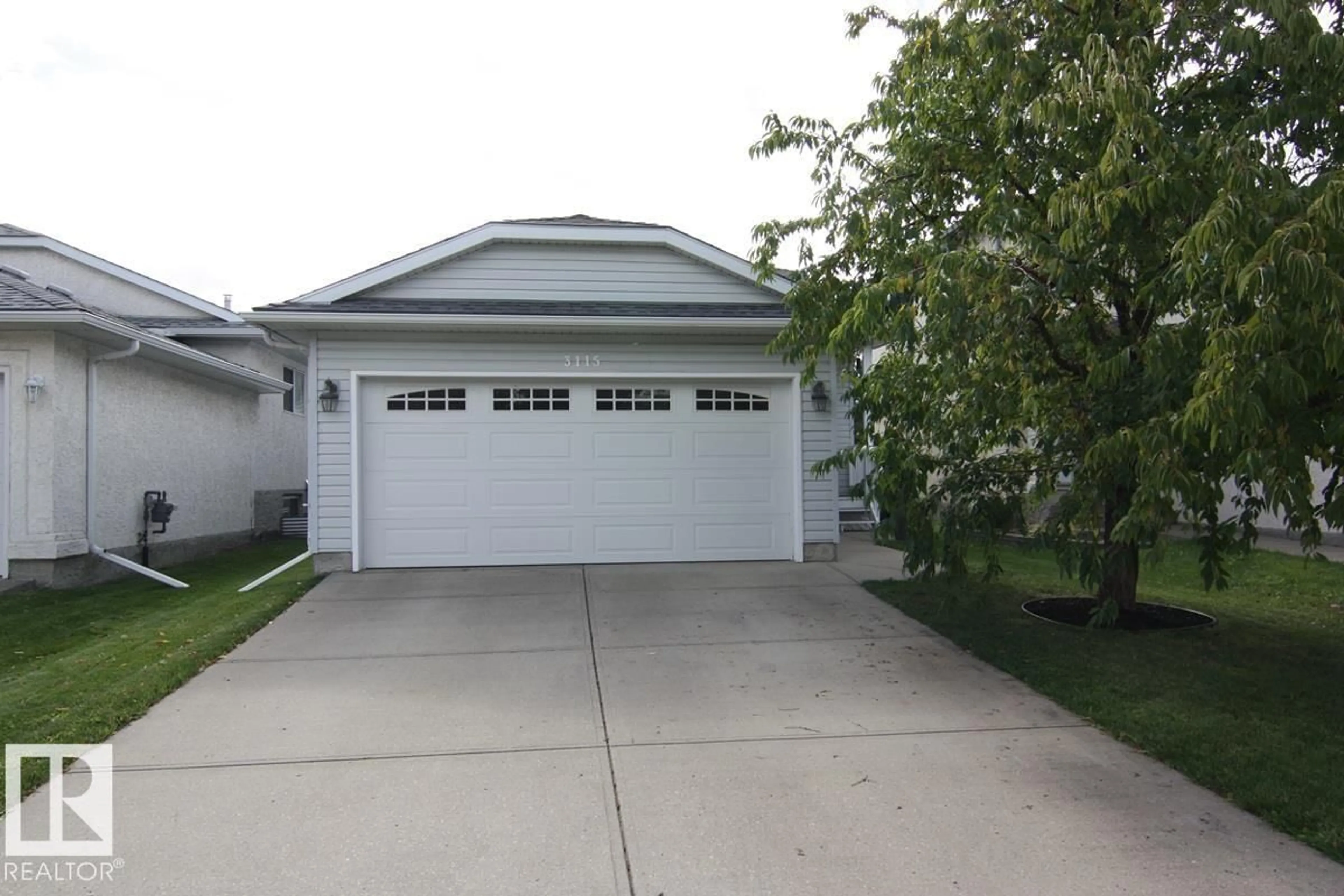 Indoor garage for NW - 3115 135 AV, Edmonton Alberta T5A5E3