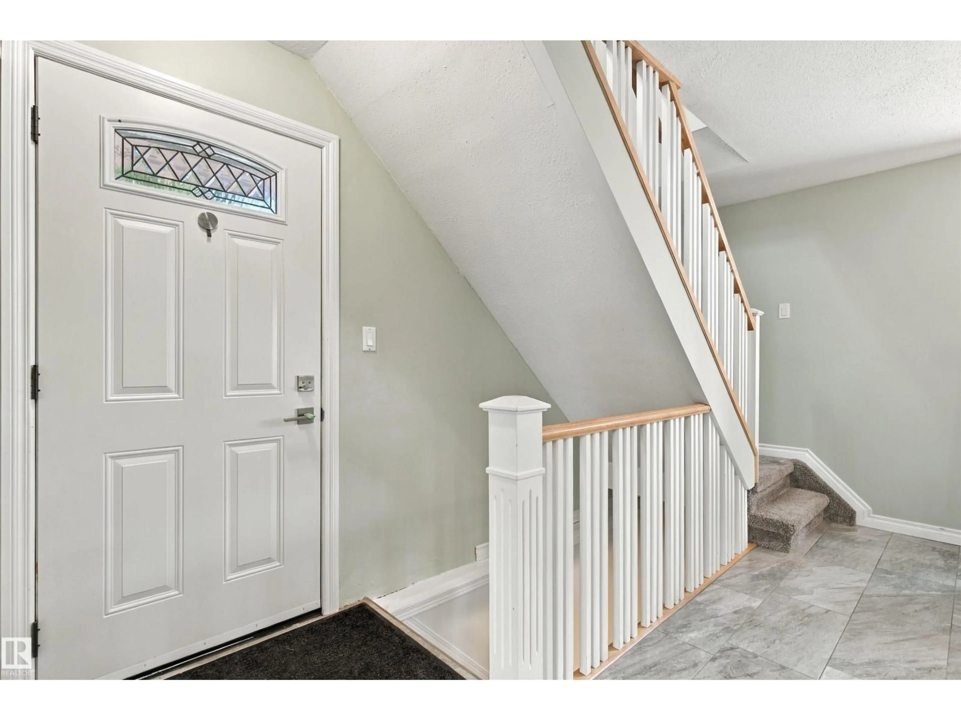 Indoor entryway for 161 WOODSTOCK NW, Edmonton Alberta T5T0H6