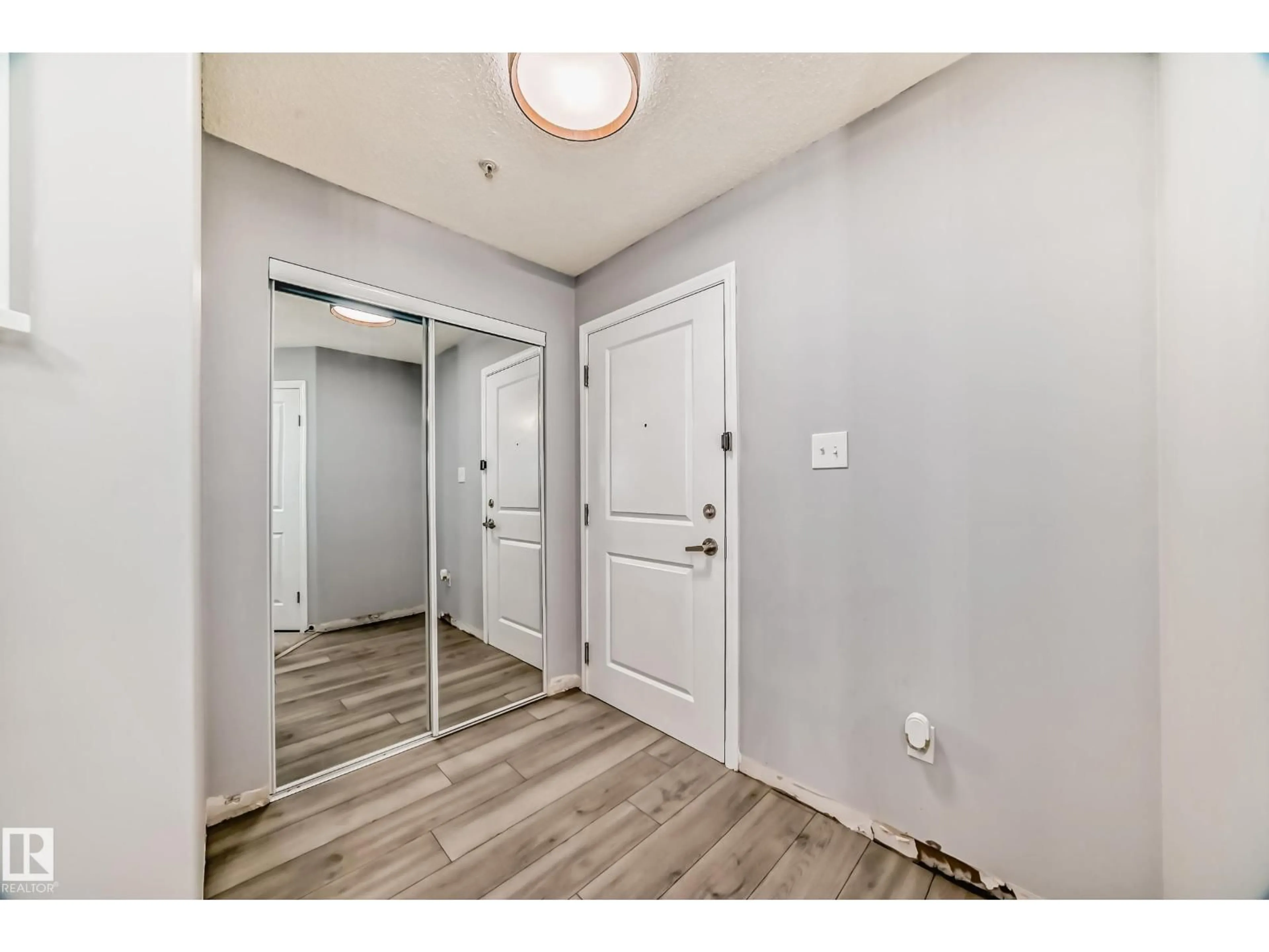 Indoor entryway for 112 11325 83 ST NW, Edmonton Alberta T5B4W7