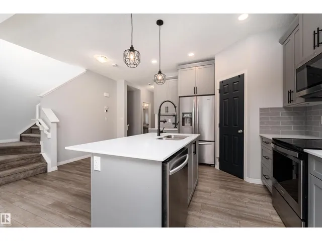 6484 KING WD, Edmonton 4