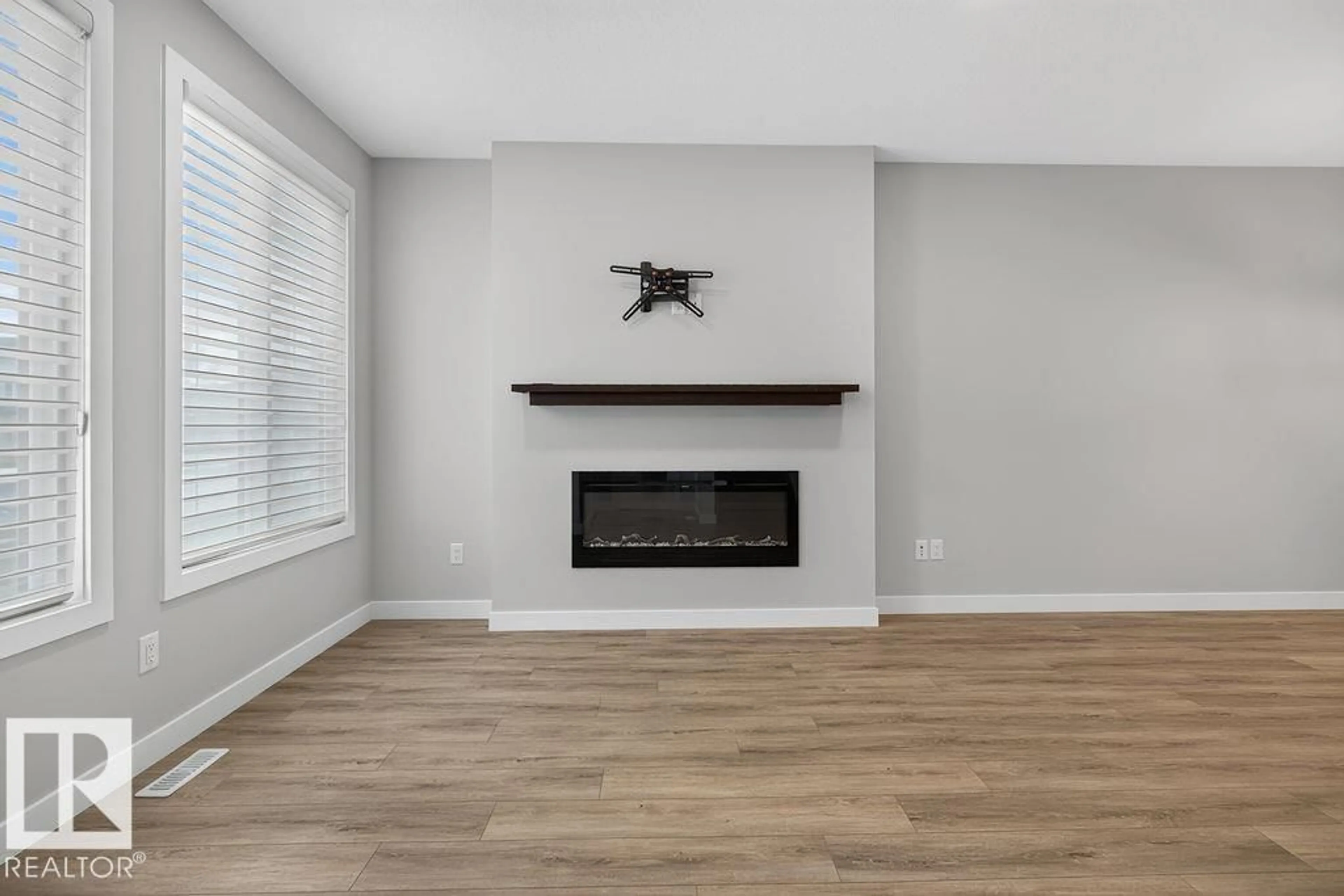 Living room with furniture, wood/laminate floor for 33 SIENNA BV, Fort Saskatchewan Alberta T8L0W3