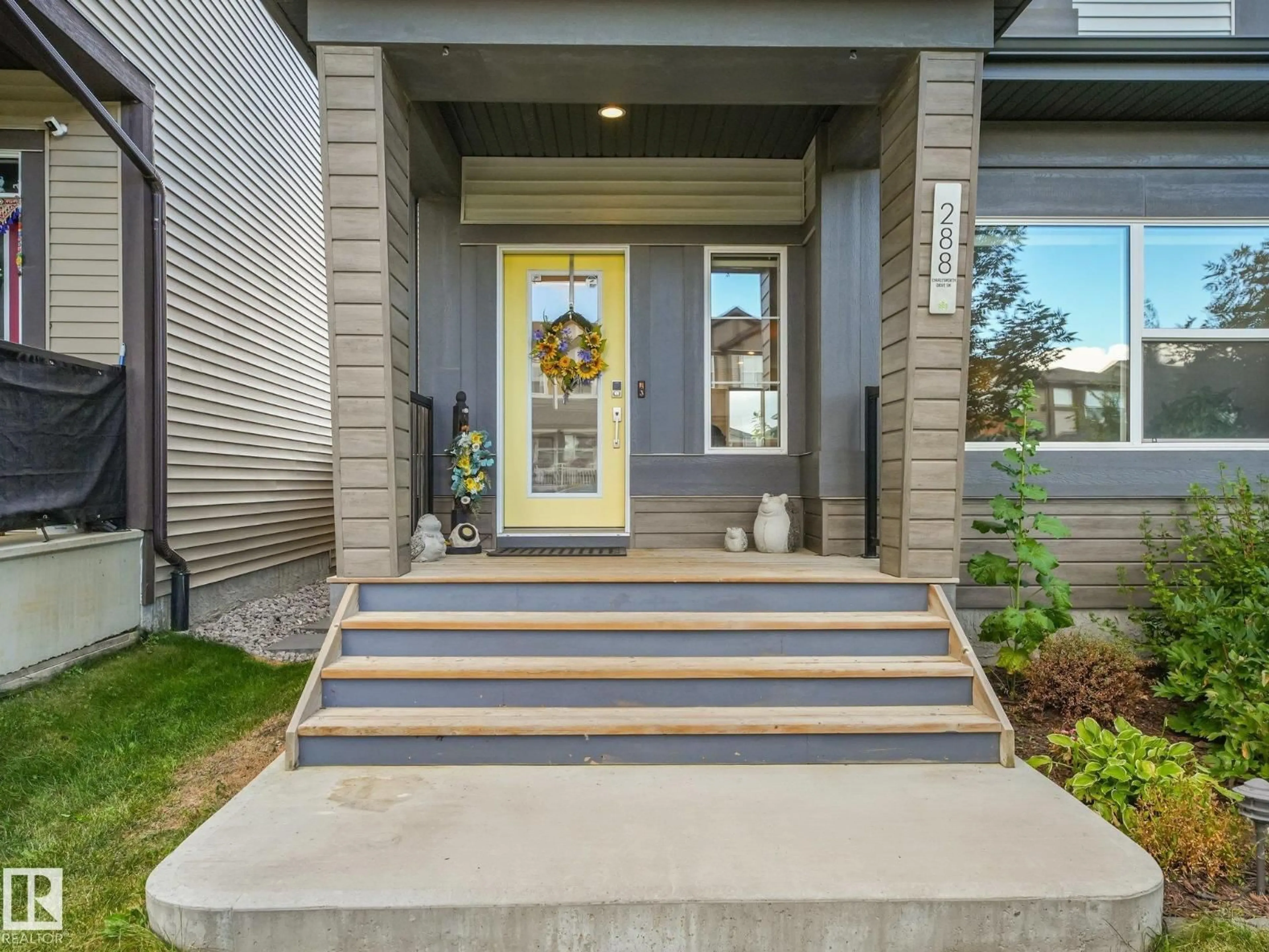Indoor entryway for 288 CHARLESWORTH DR, Edmonton Alberta T6X2J3