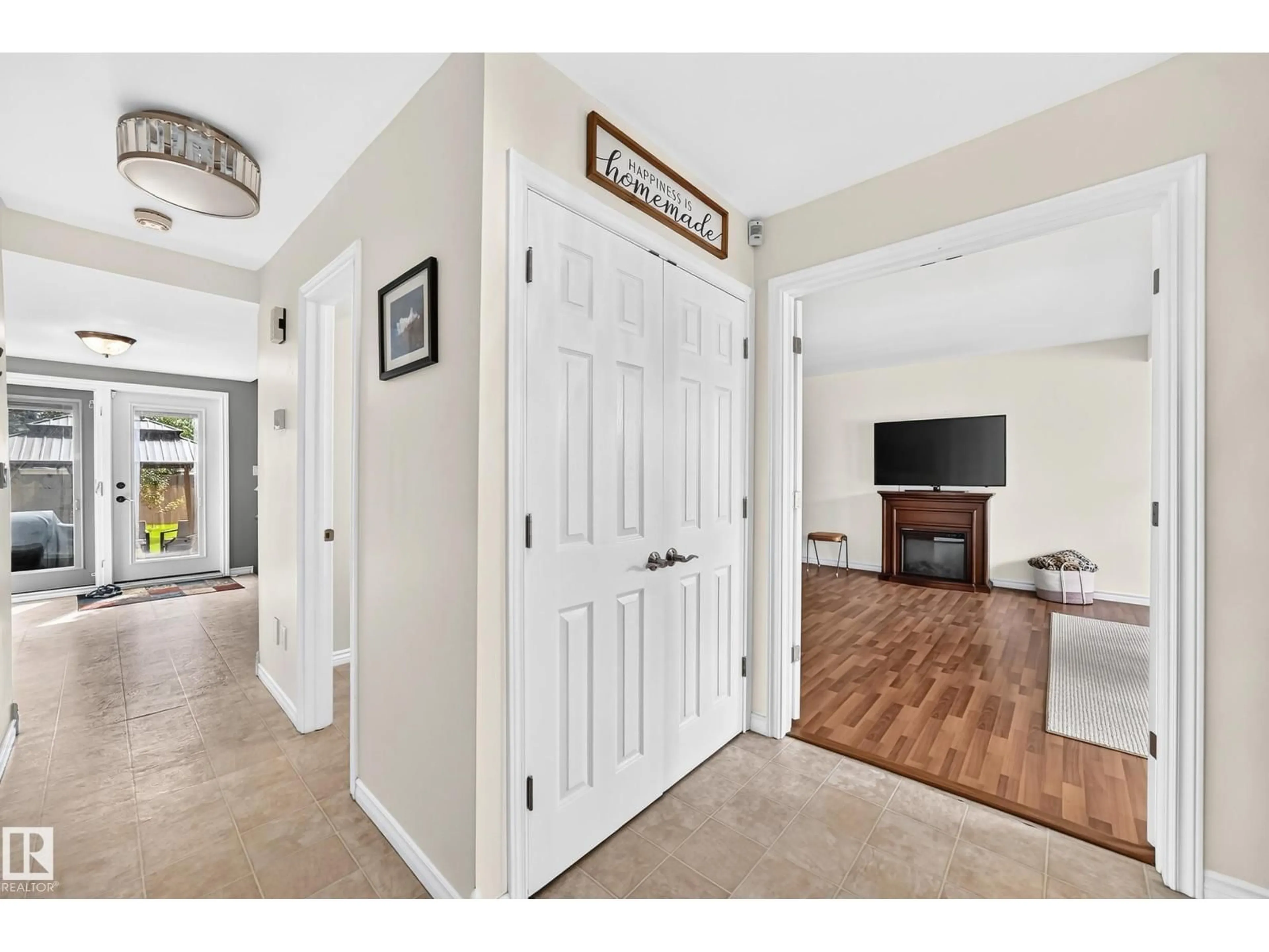Indoor entryway for 10451 26 AV, Edmonton Alberta T6J4K1