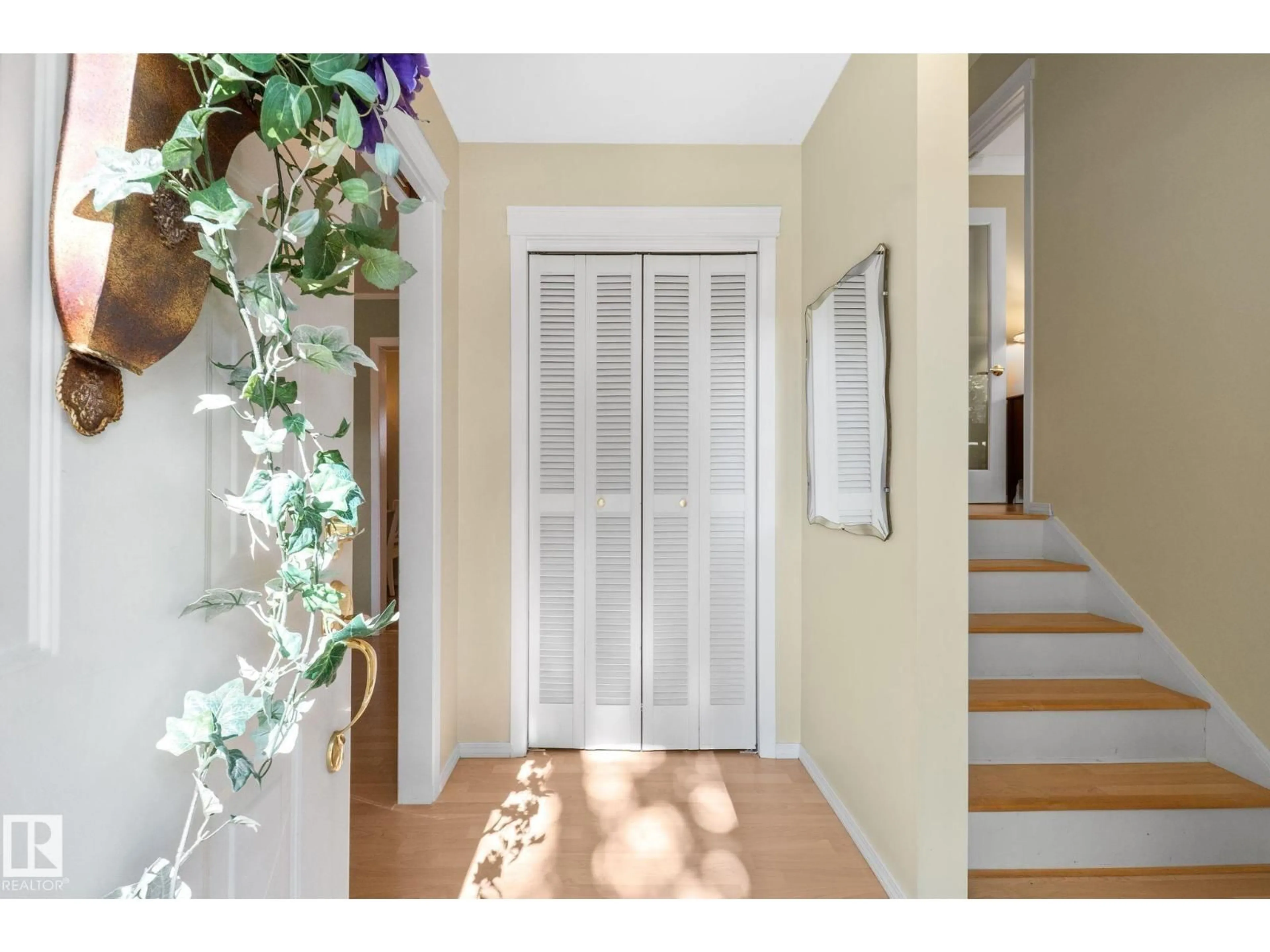 Indoor entryway for 15716 78A AV, Edmonton Alberta T5R3G1
