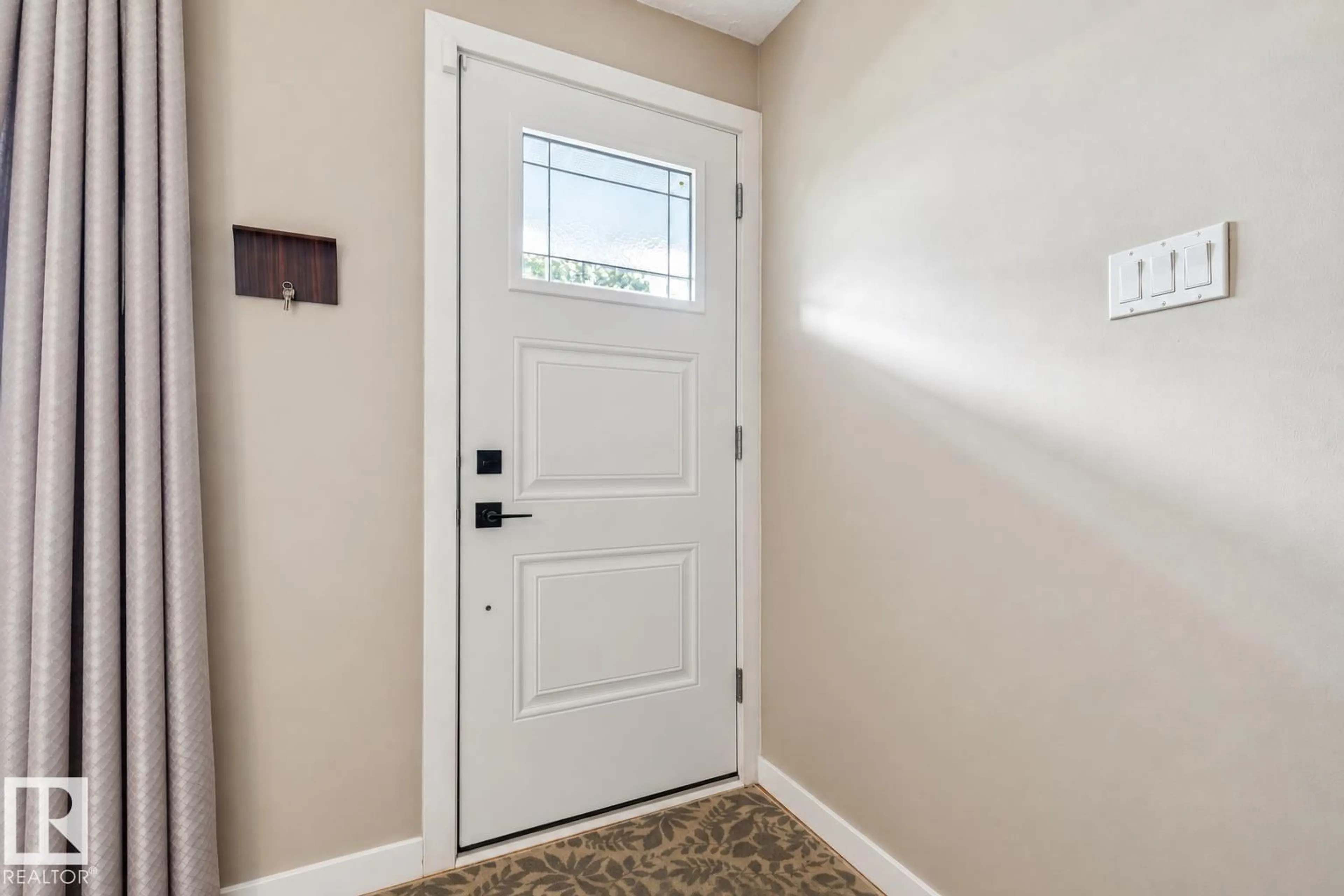 Indoor entryway for 16522 104 AV, Edmonton Alberta T5P0S7