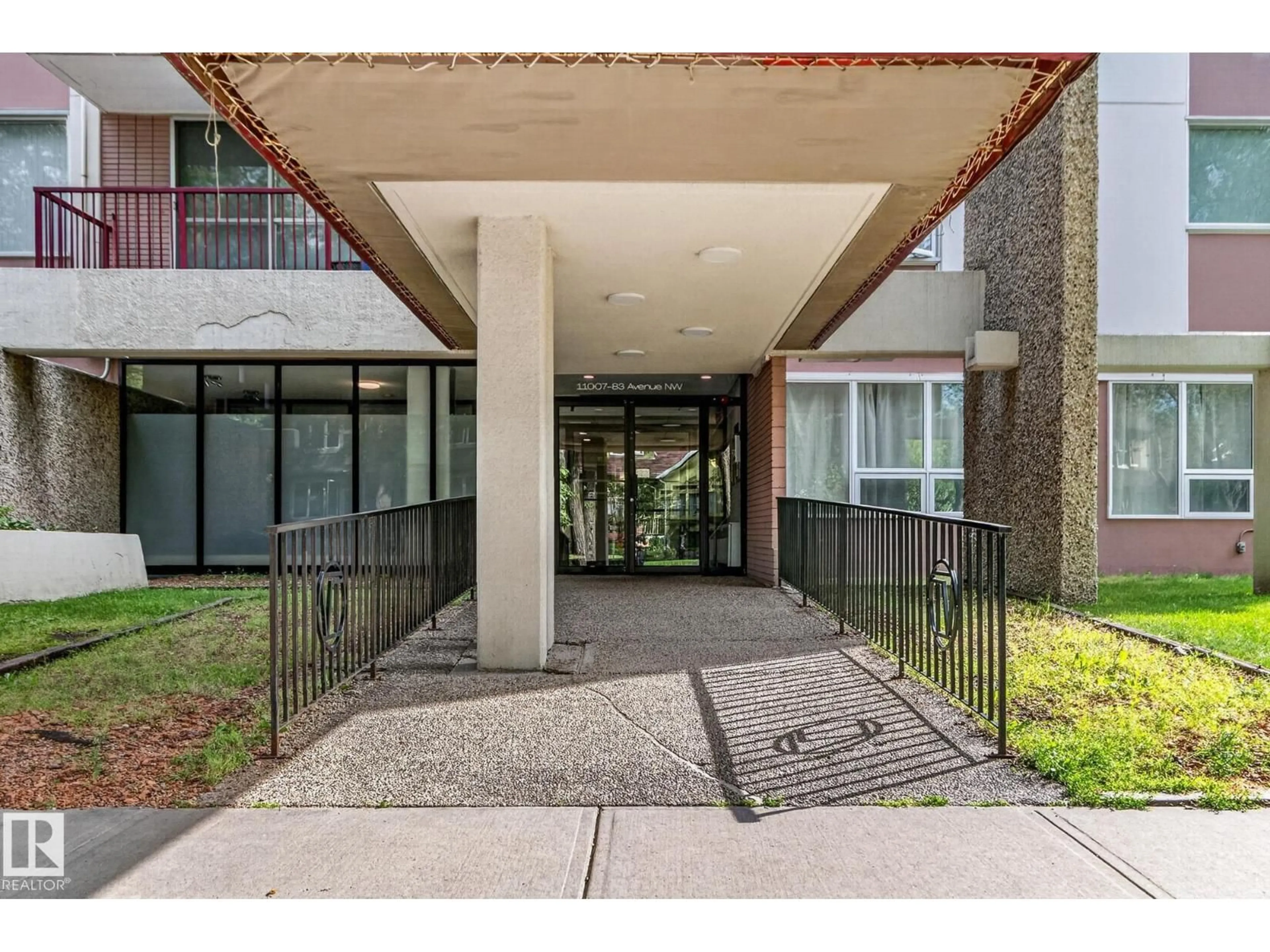 Indoor foyer for 704 - 11007 83 AV, Edmonton Alberta T6G0T9
