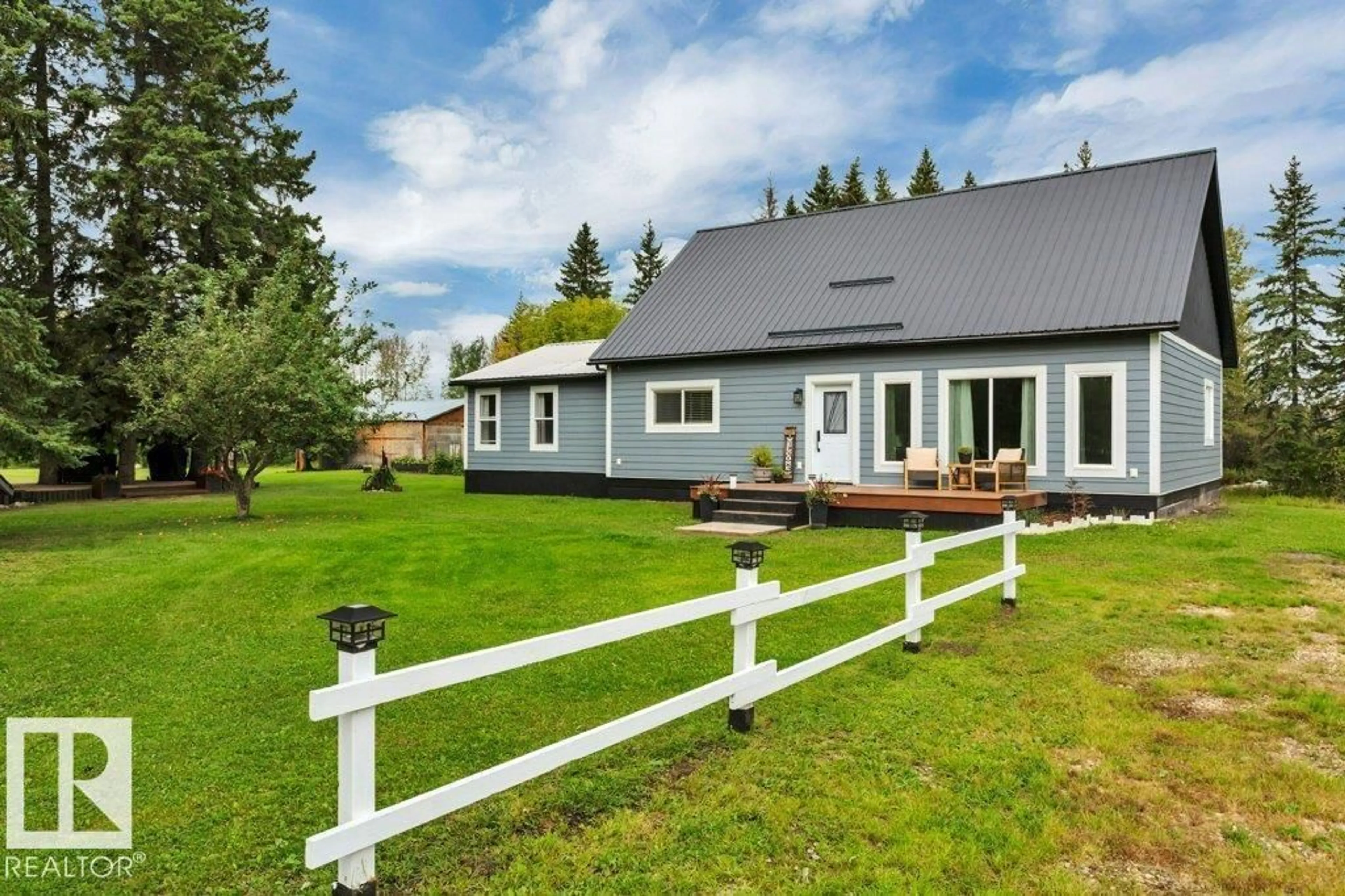Home with vinyl exterior material, street for 6518 HIGHWAY 6161, Rural Brazeau County Alberta T0E0S0