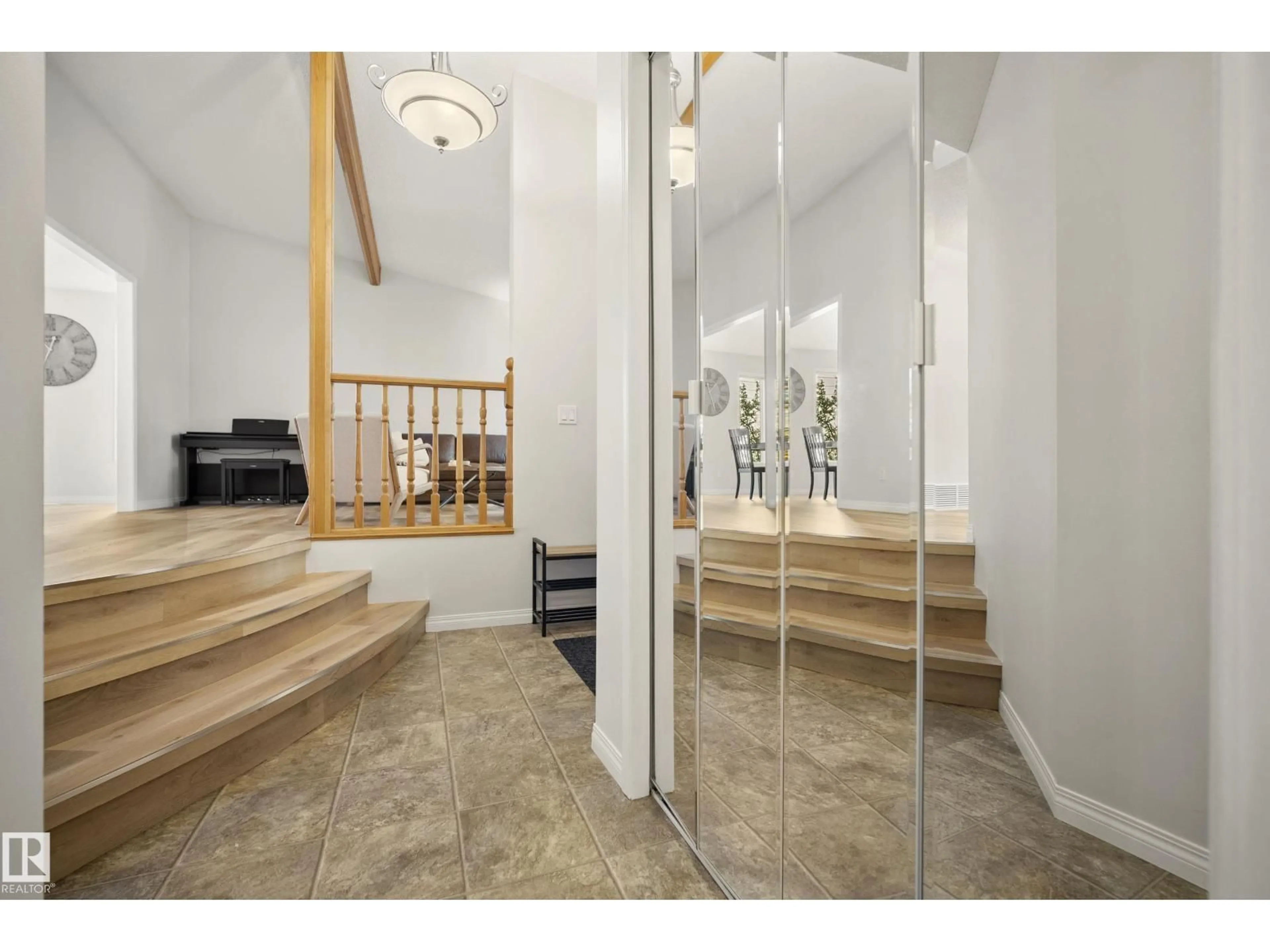 Indoor foyer for 7 PEMBINA PL, St. Albert Alberta T8N4P7