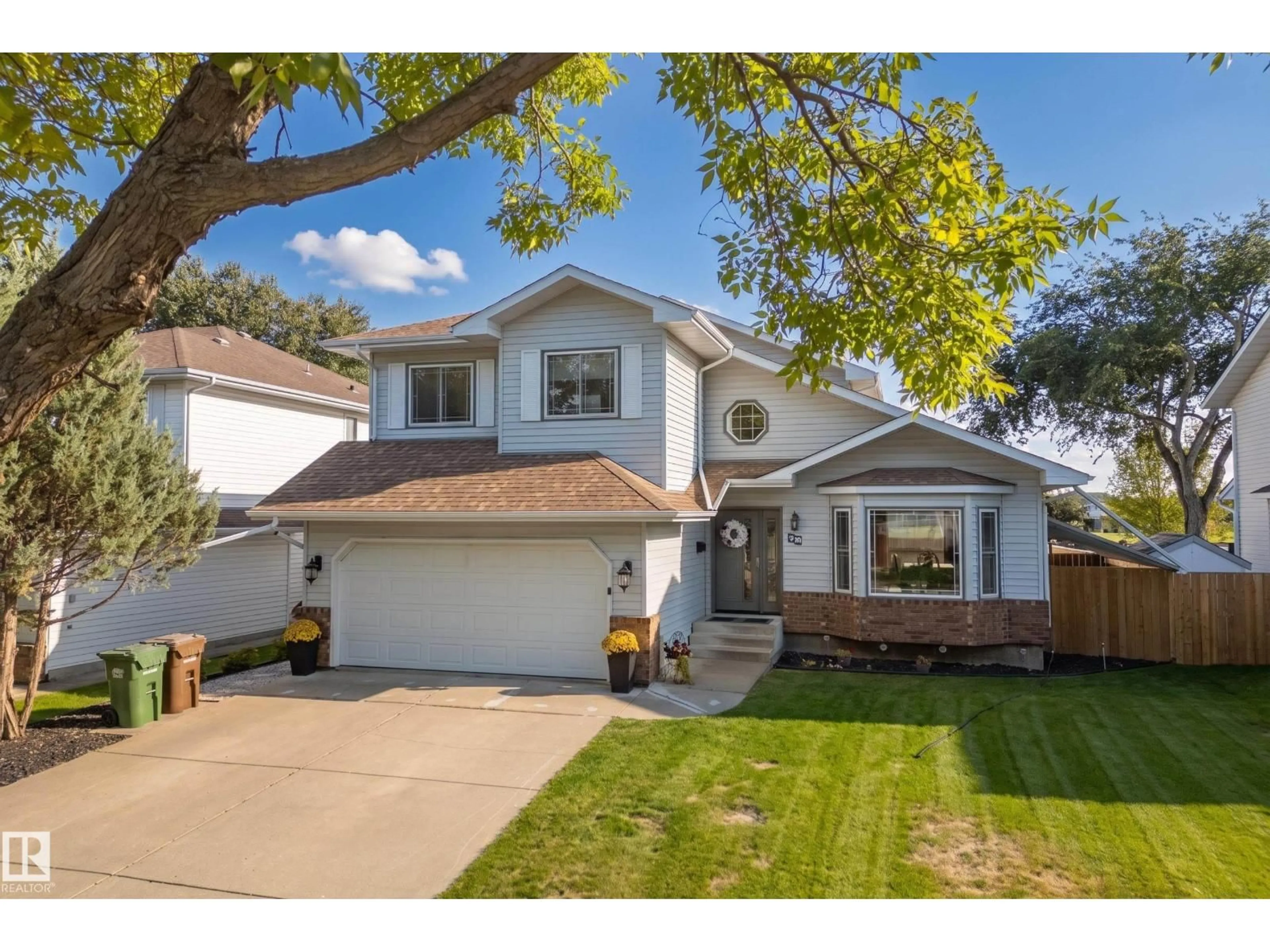 Home with vinyl exterior material, street for 38 DEANE CR, St. Albert Alberta T8N4Z4