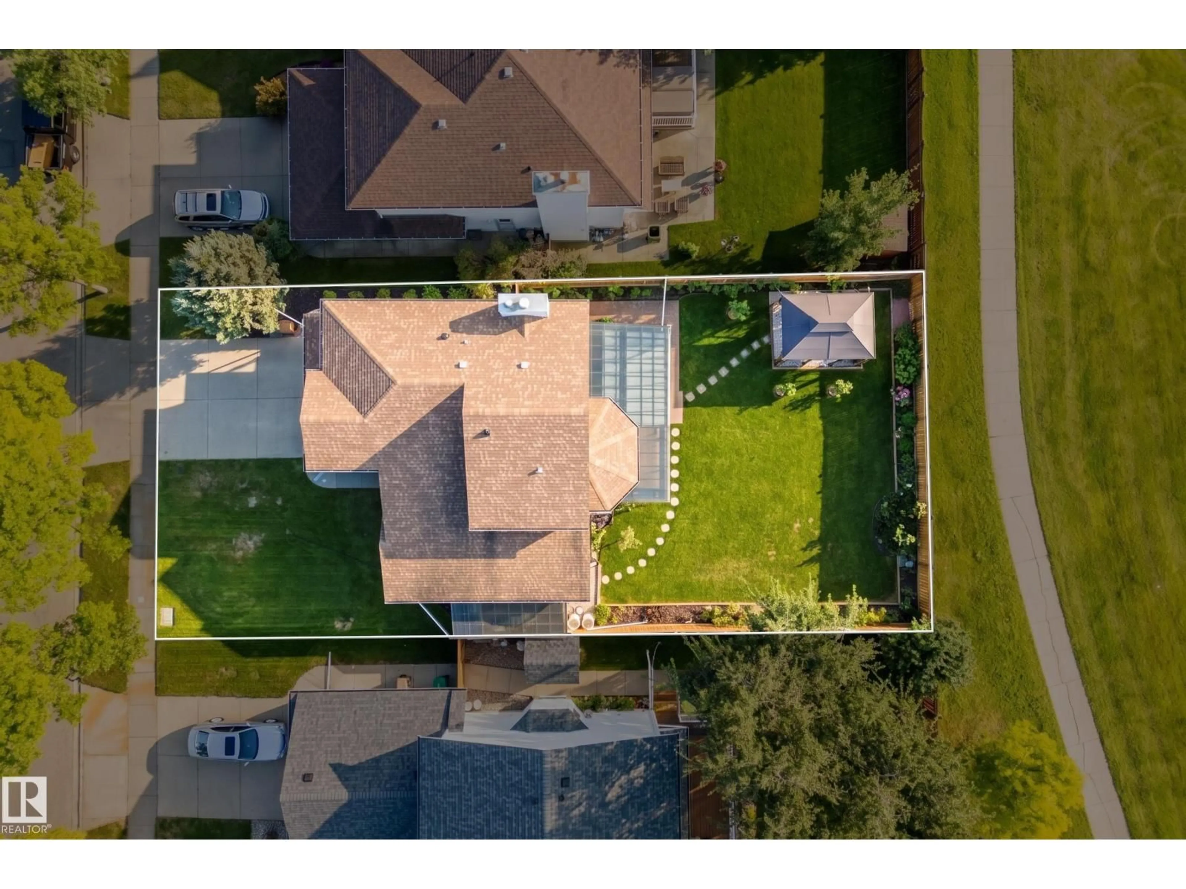 A pic from outside/outdoor area/front of a property/back of a property/a pic from drone, street for 38 DEANE CR, St. Albert Alberta T8N4Z4