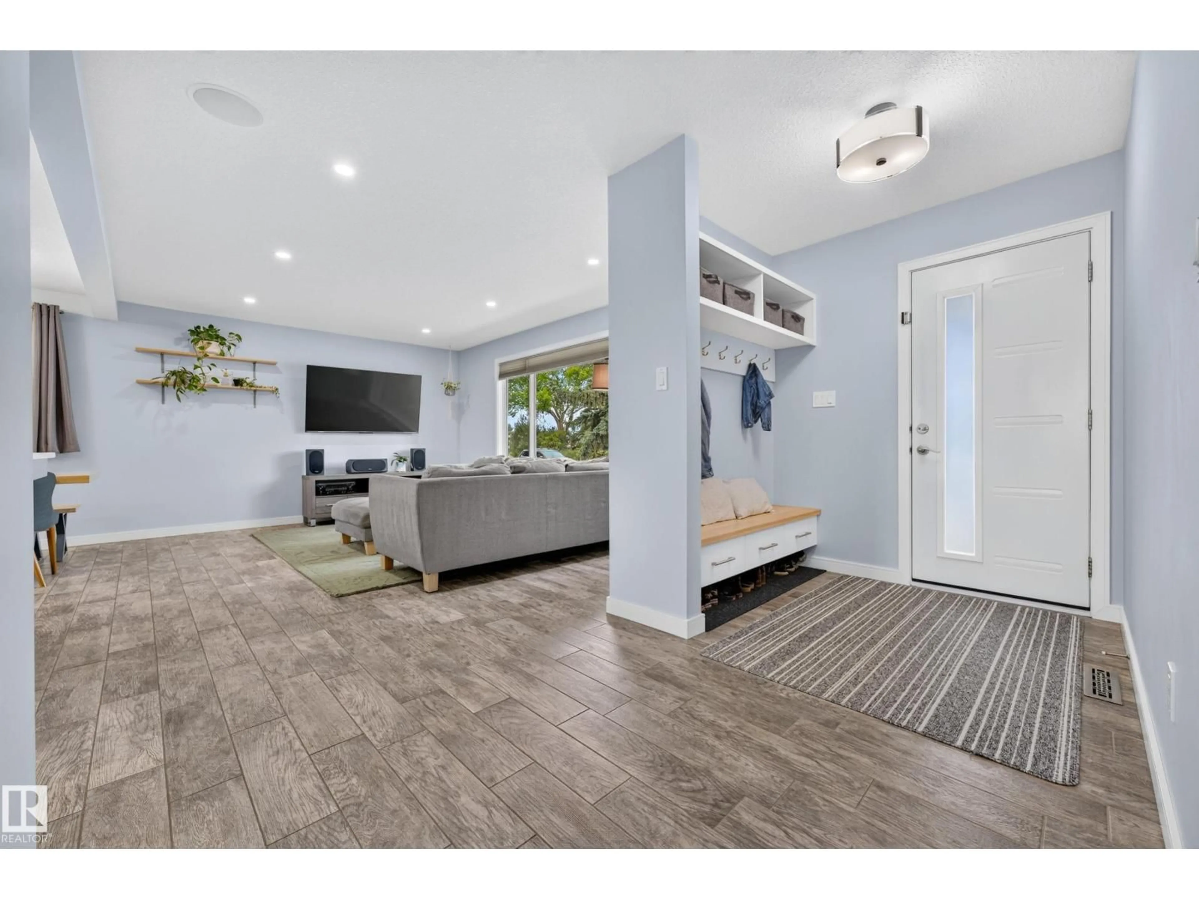 Indoor entryway for 6507 97 AV, Edmonton Alberta T6B1C4