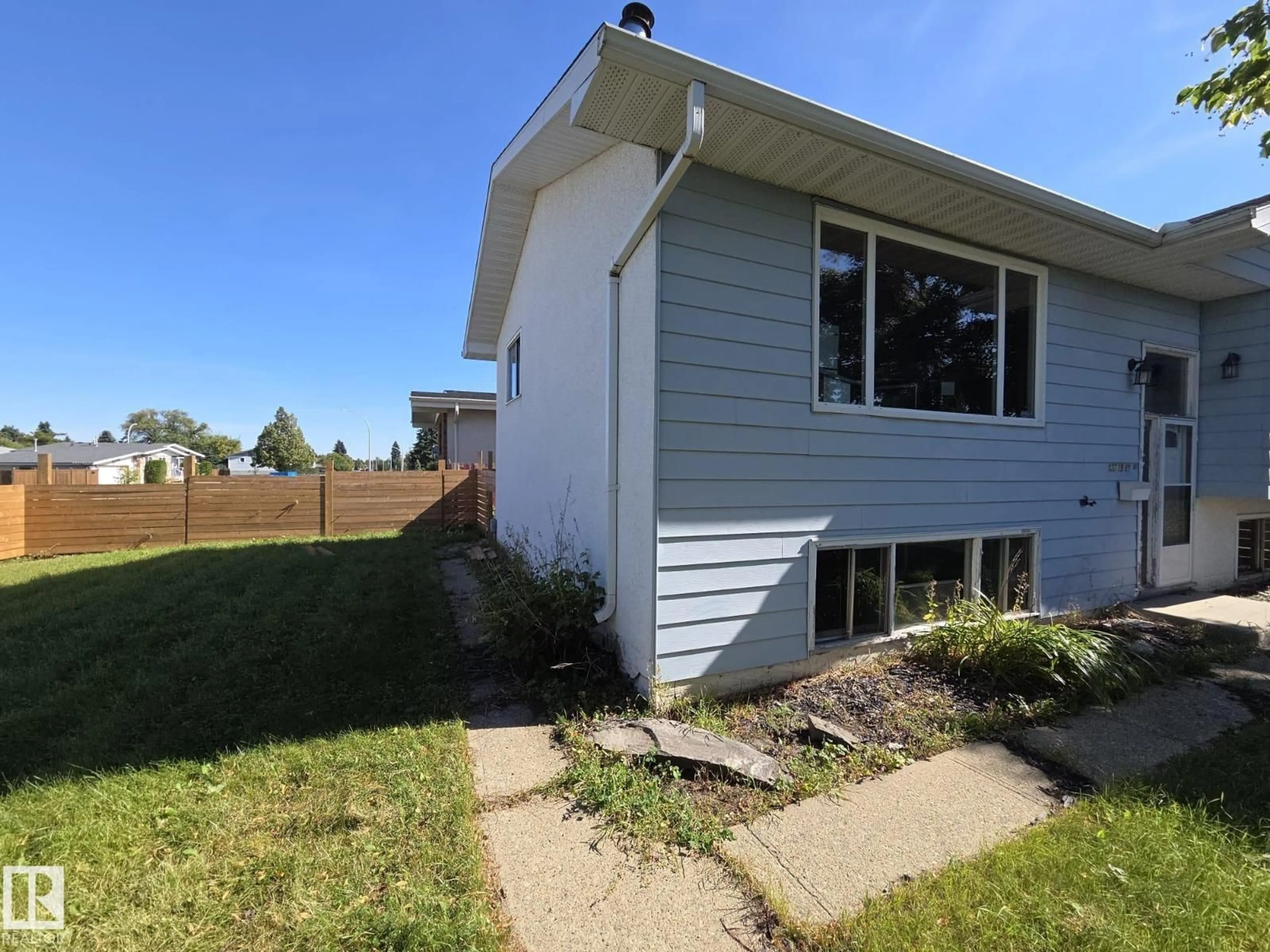 Home with vinyl exterior material, unknown for NW - 13715 87 ST, Edmonton Alberta T5E3G1