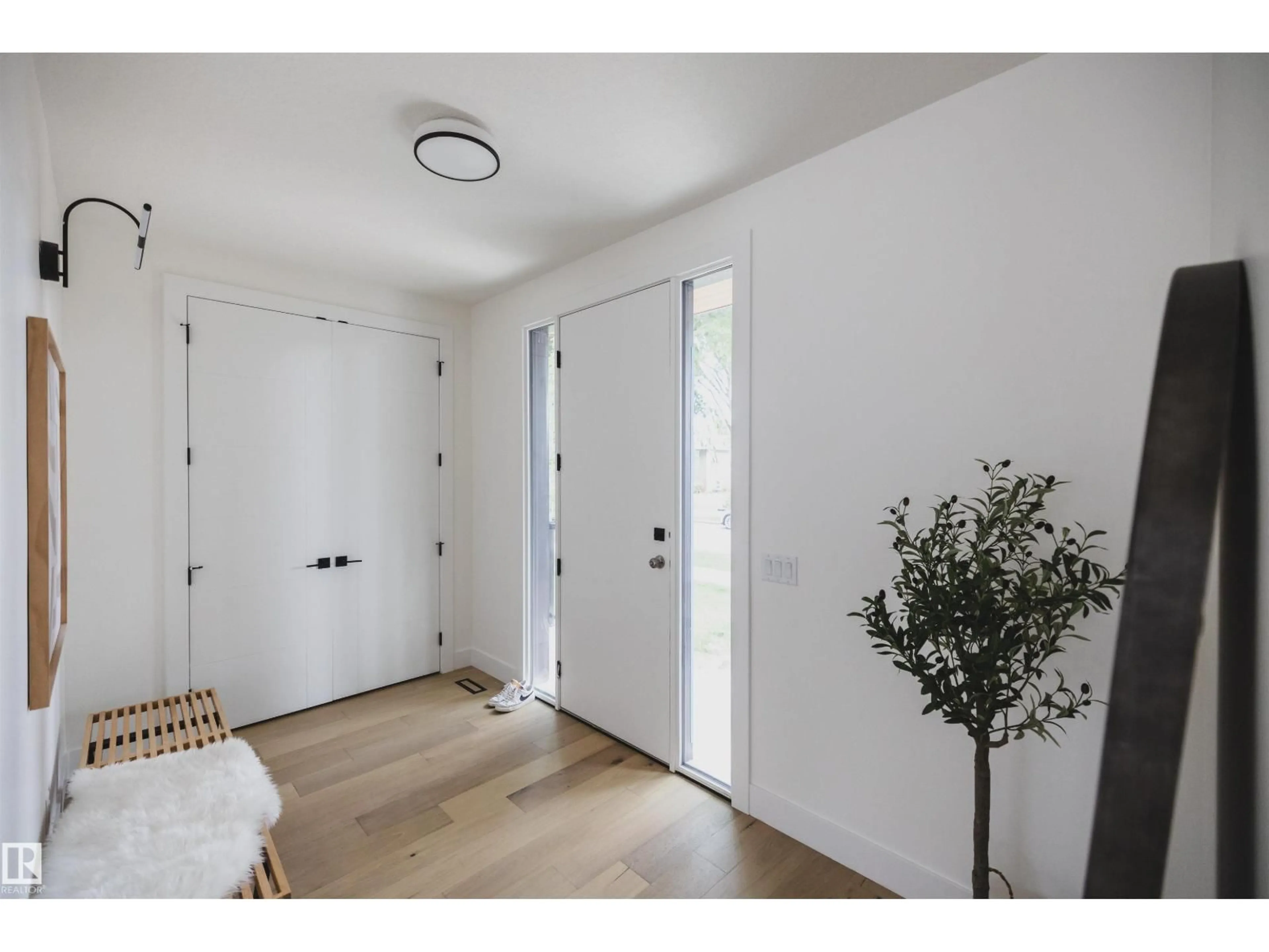 Indoor entryway for 10954 62 AV, Edmonton Alberta T6H1N2