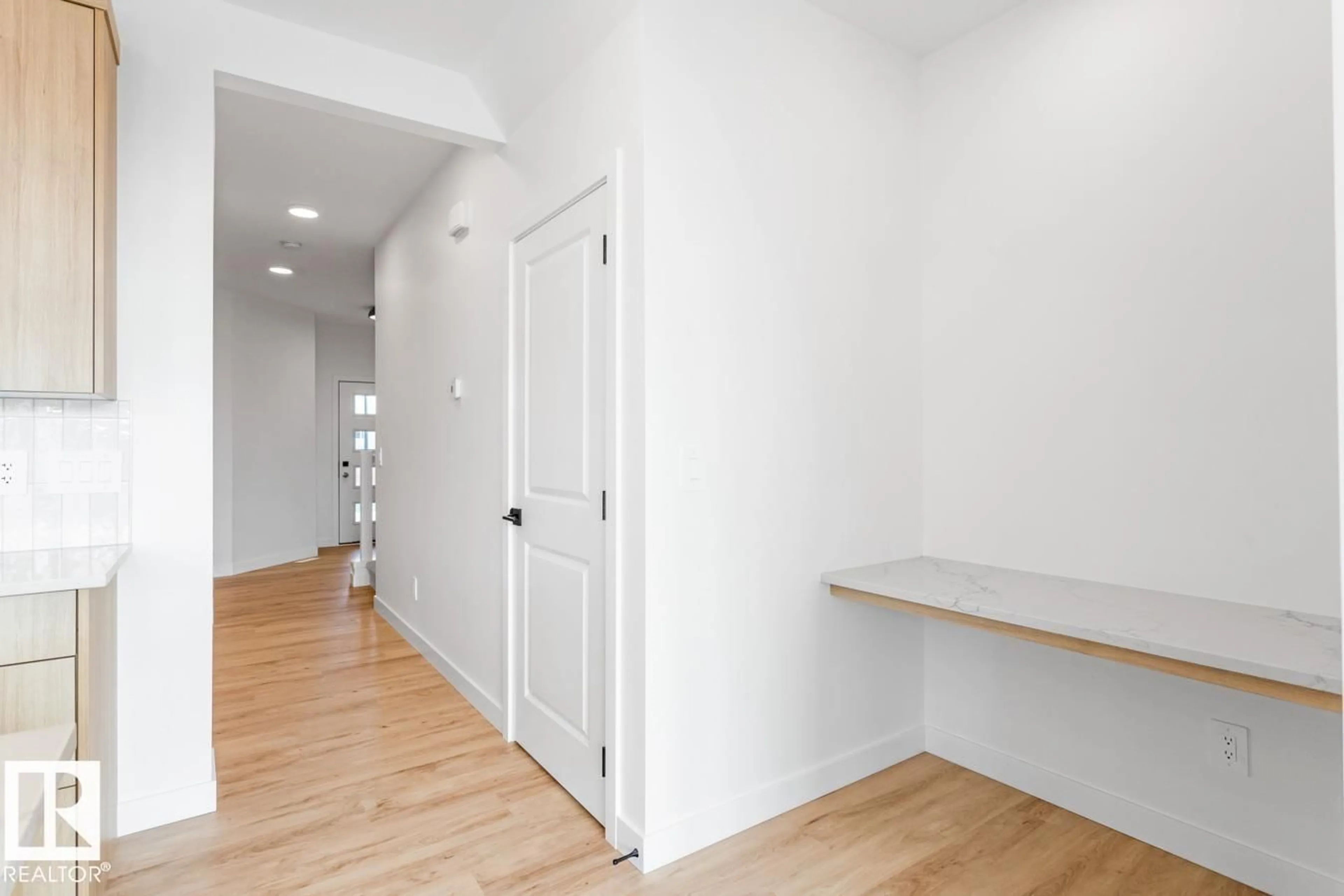 Indoor entryway for 170 CANTER WD, Sherwood Park Alberta T8A4V2