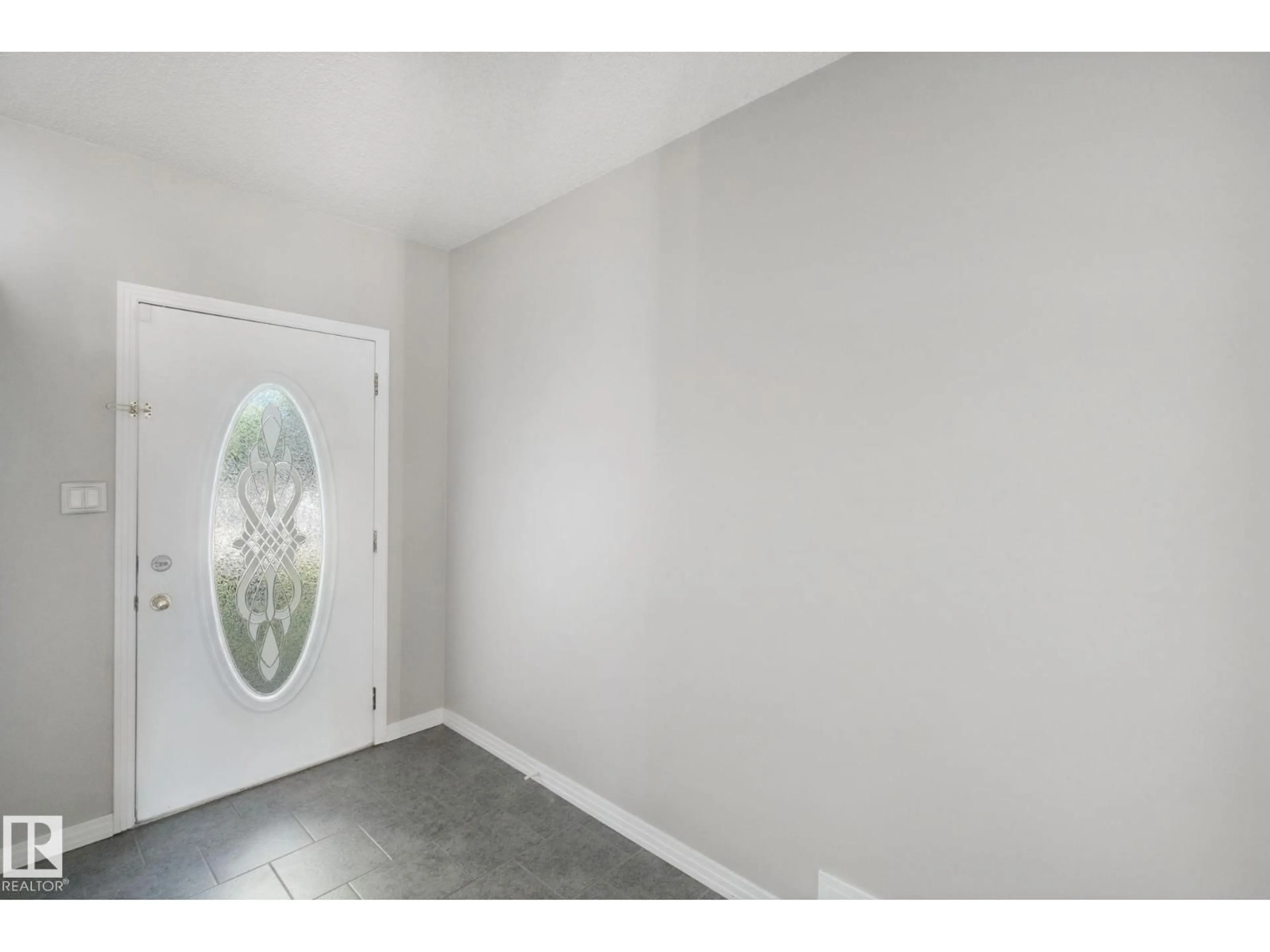Indoor entryway for 610 87 ST, Edmonton Alberta T6X1G5