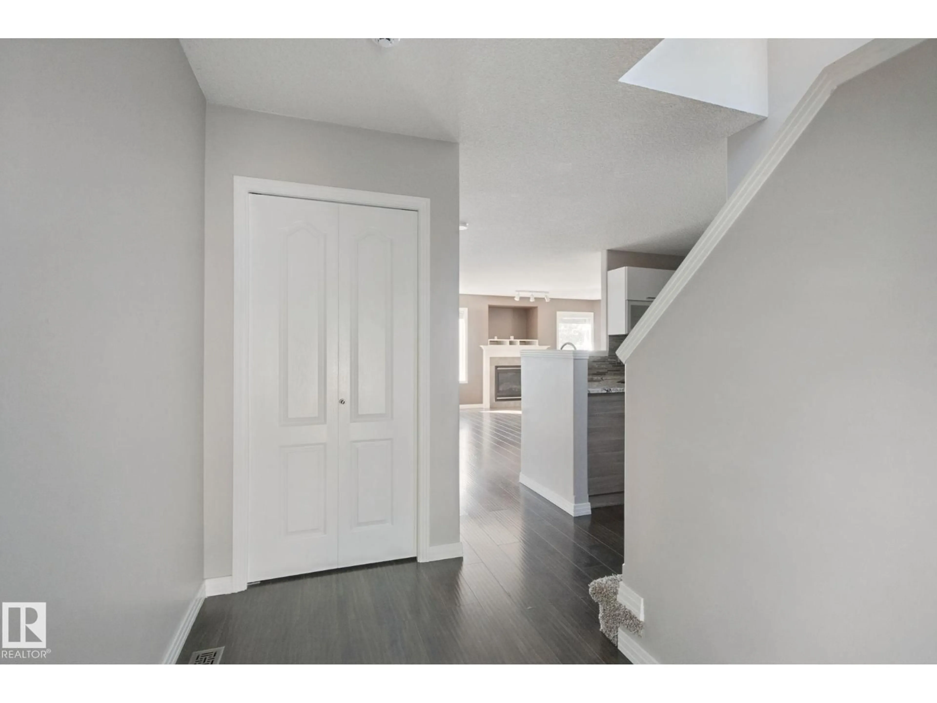 Indoor entryway for 610 87 ST, Edmonton Alberta T6X1G5