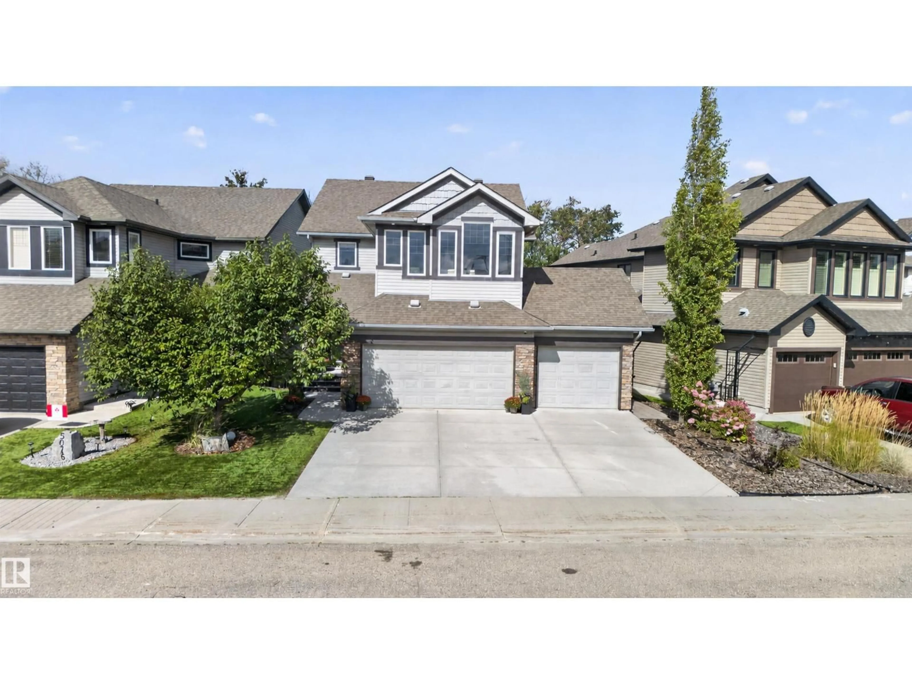 A pic from outside/outdoor area/front of a property/back of a property/a pic from drone, street for 5080 SUNVIEW DR, Sherwood Park Alberta T8H0K1