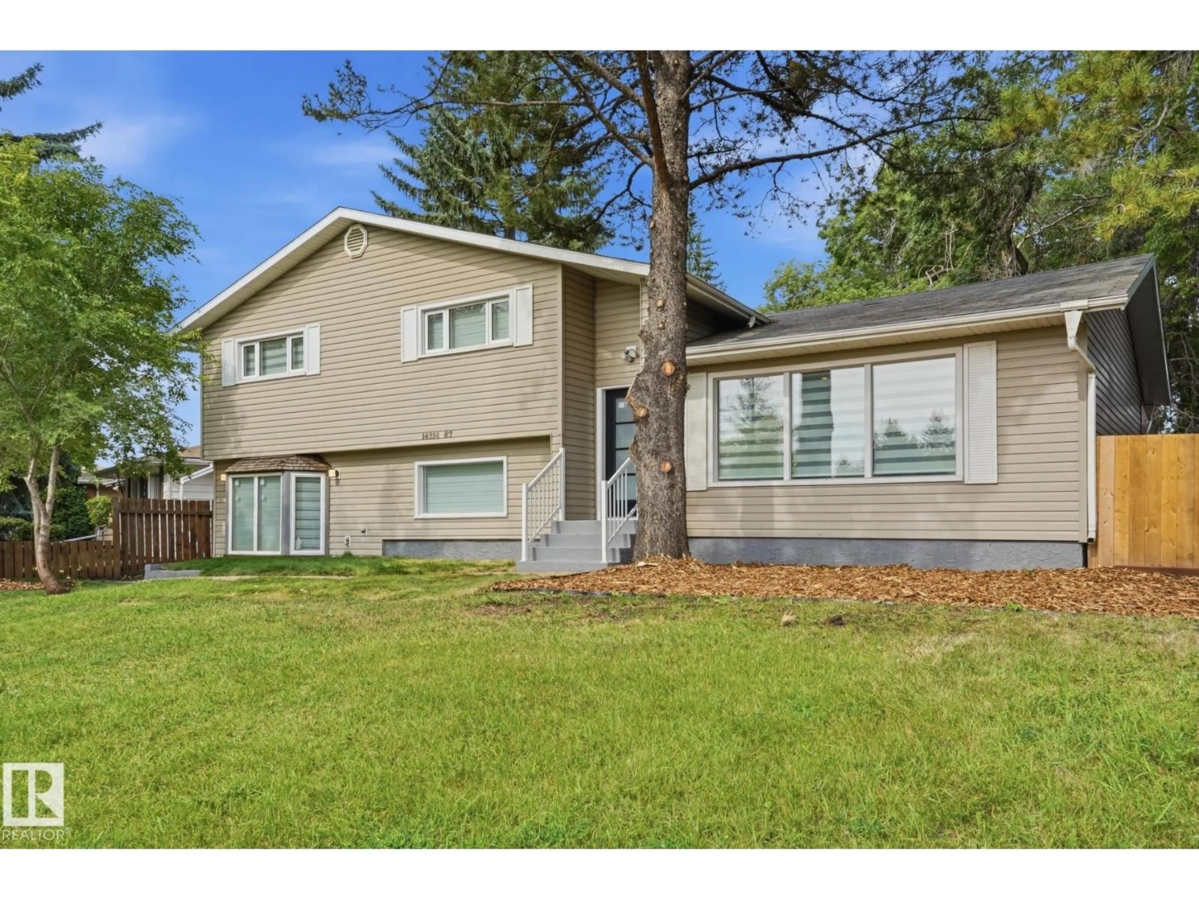 Home with vinyl exterior material, mountain view for NW - 14214 87 AV, Edmonton Alberta T5R4E2