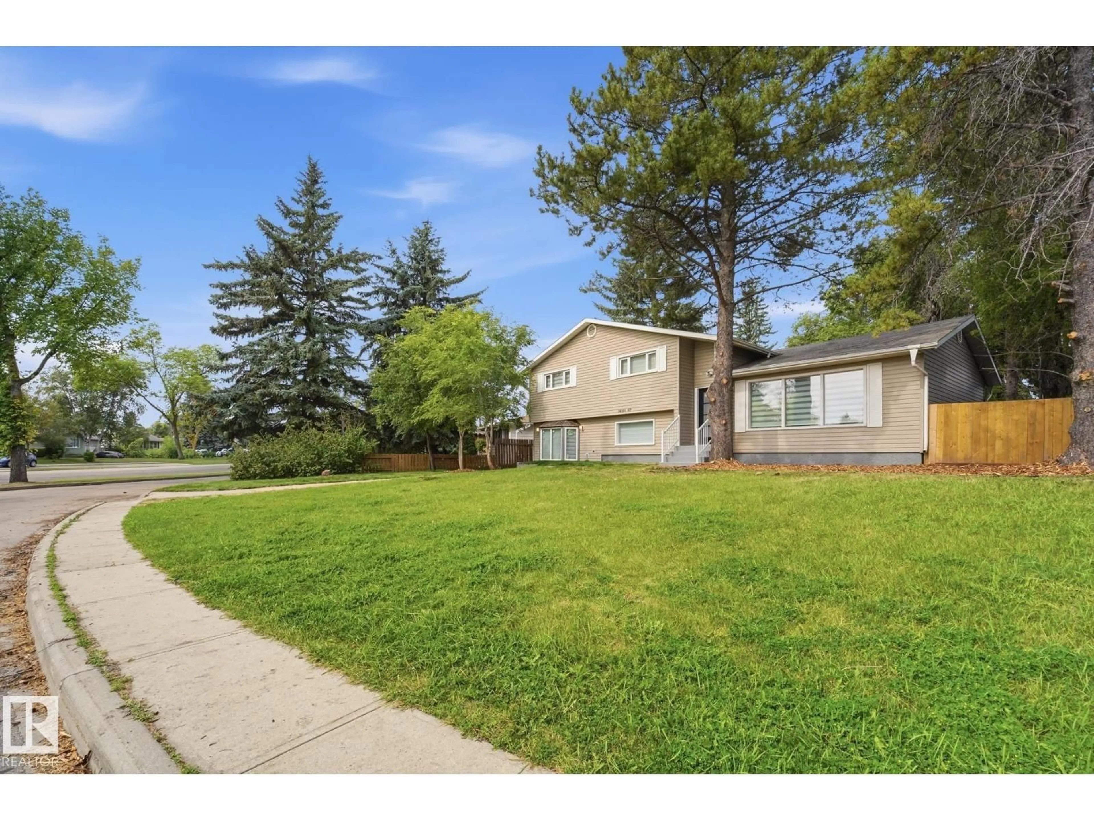 Unknown for NW - 14214 87 AV, Edmonton Alberta T5R4E2