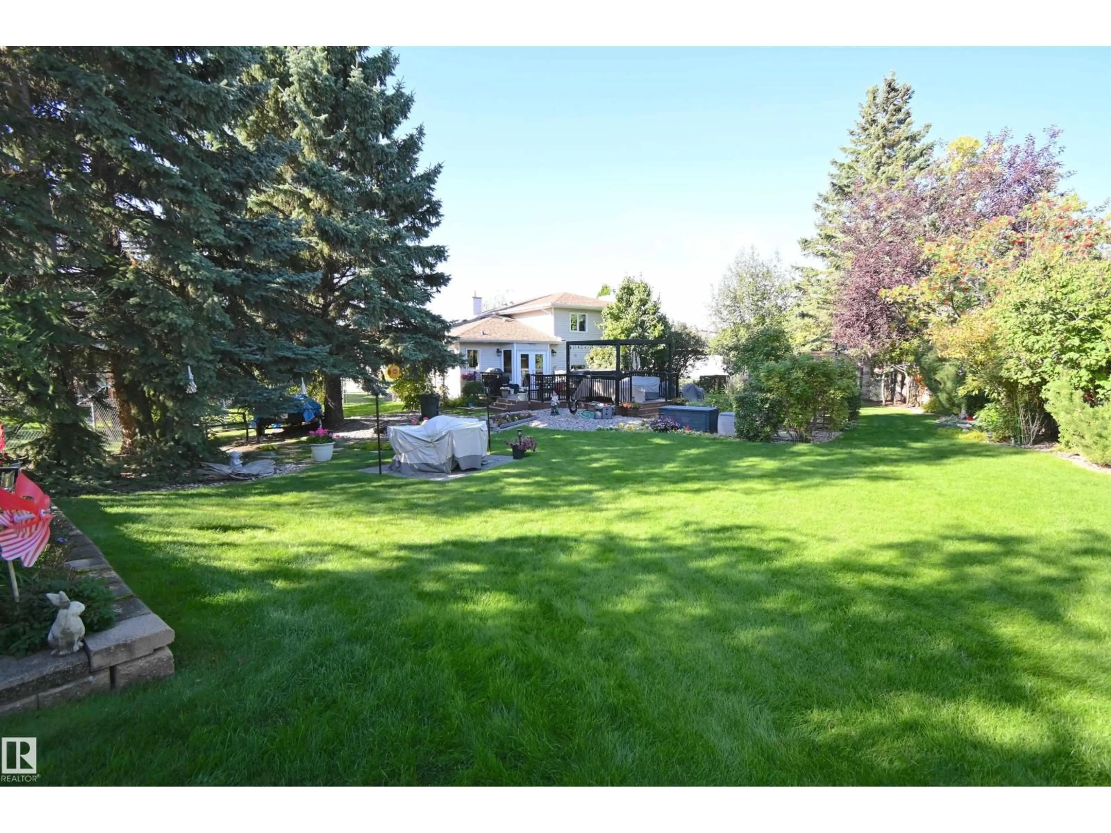 A pic from outside/outdoor area/front of a property/back of a property/a pic from drone, unknown for 56 STONESHIRE CR, Spruce Grove Alberta T7X3E2