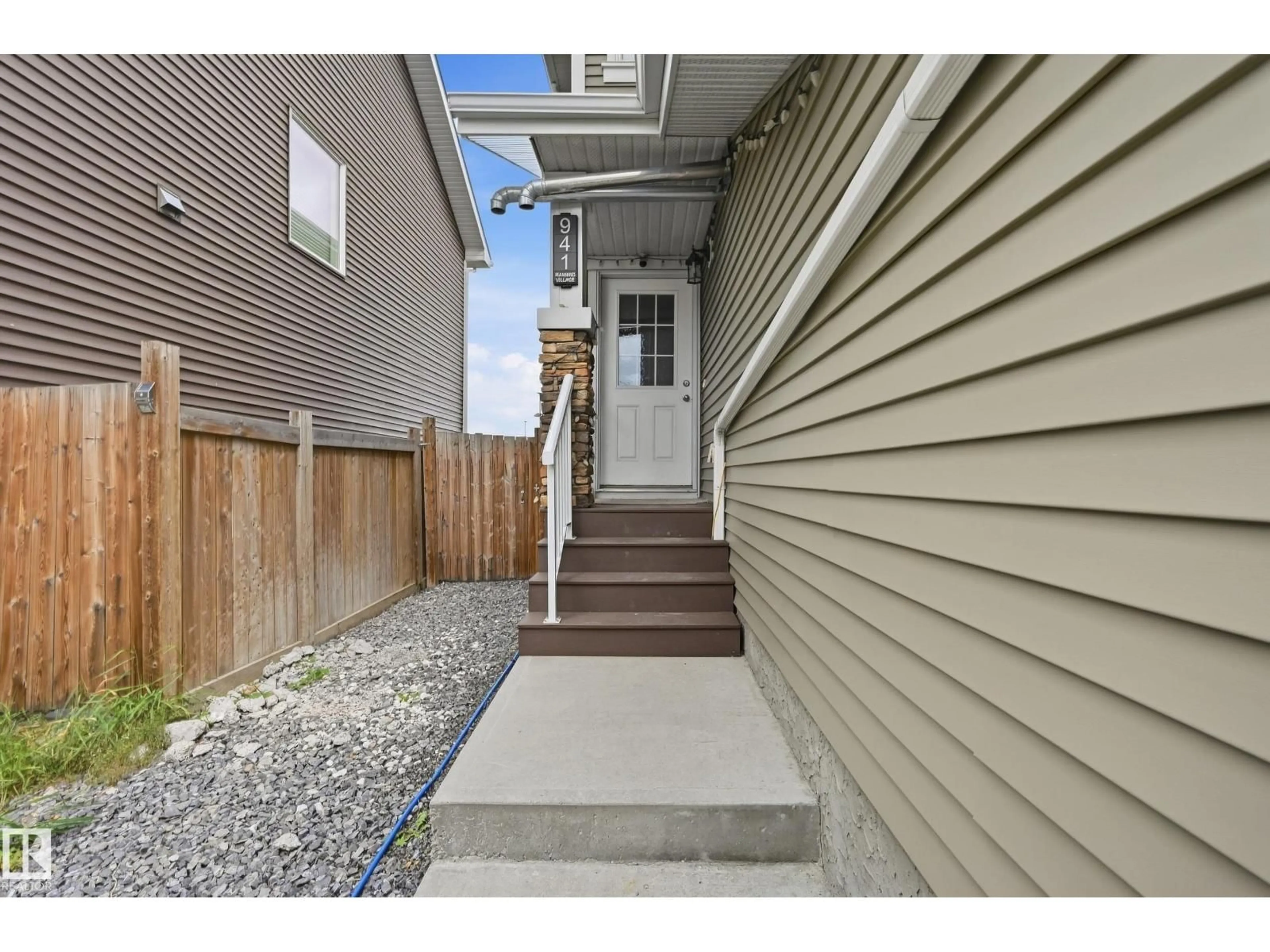 Indoor entryway for 941 EBBERS CR, Edmonton Alberta T5Y3T9