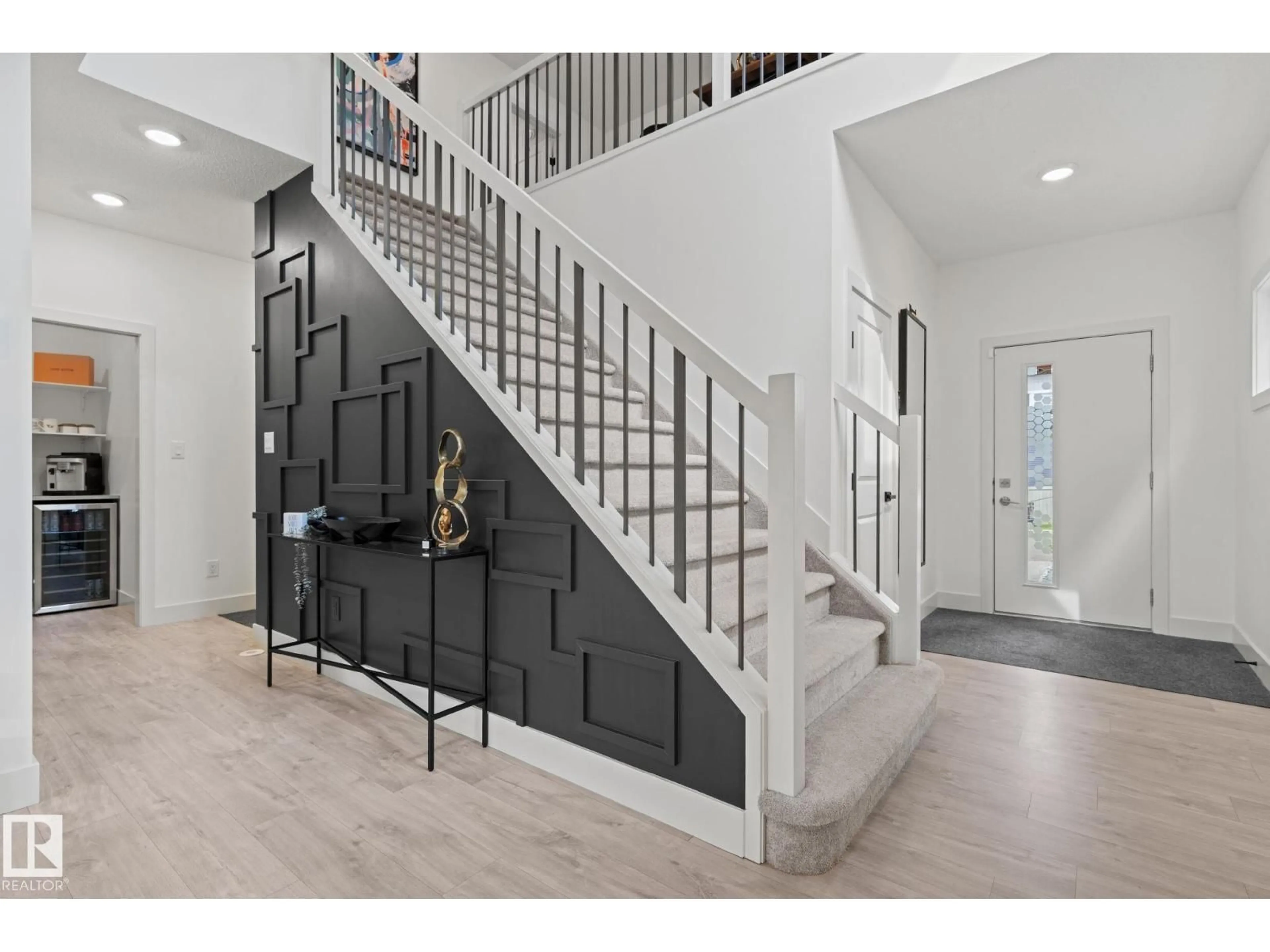 Indoor entryway for 325 ANNANDALE CRESCENT, Sherwood Park Alberta T8H1A6