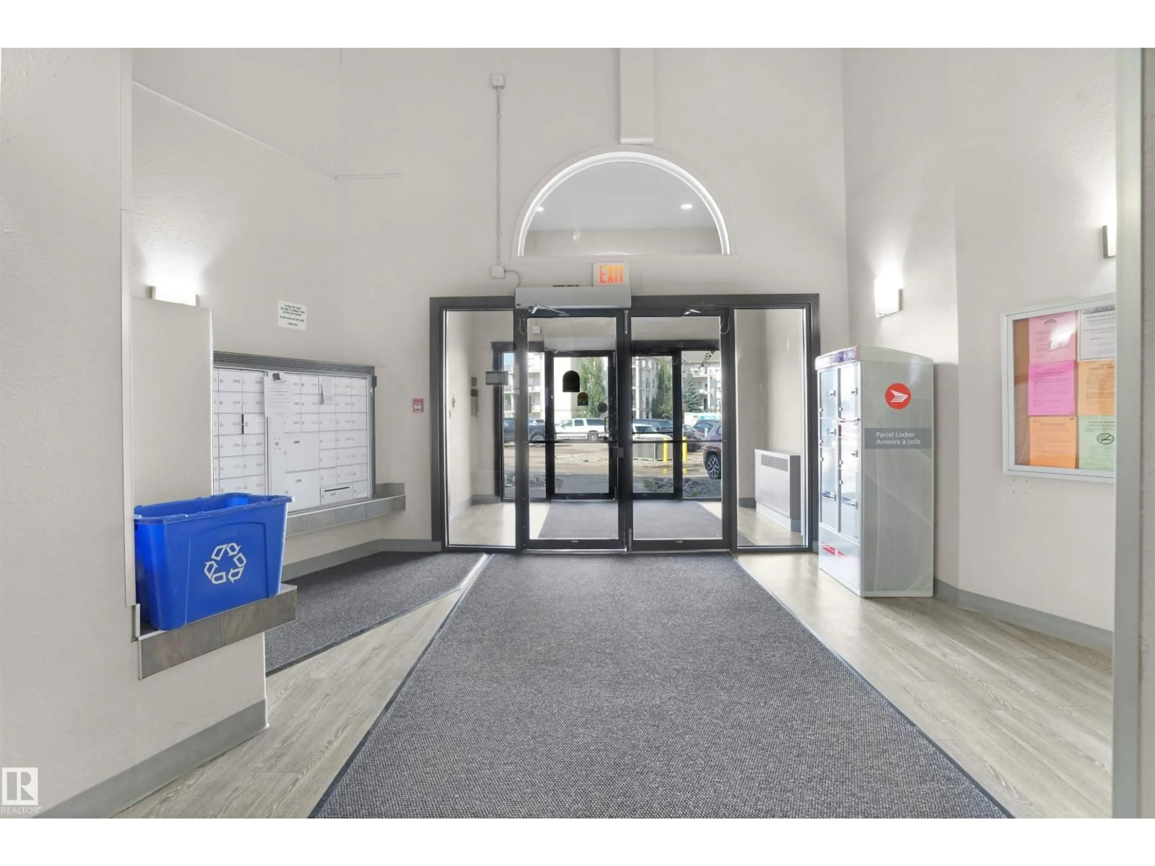 Indoor foyer for 2409 CLAREVIEW STATION DR, Edmonton Alberta T5Y0E5