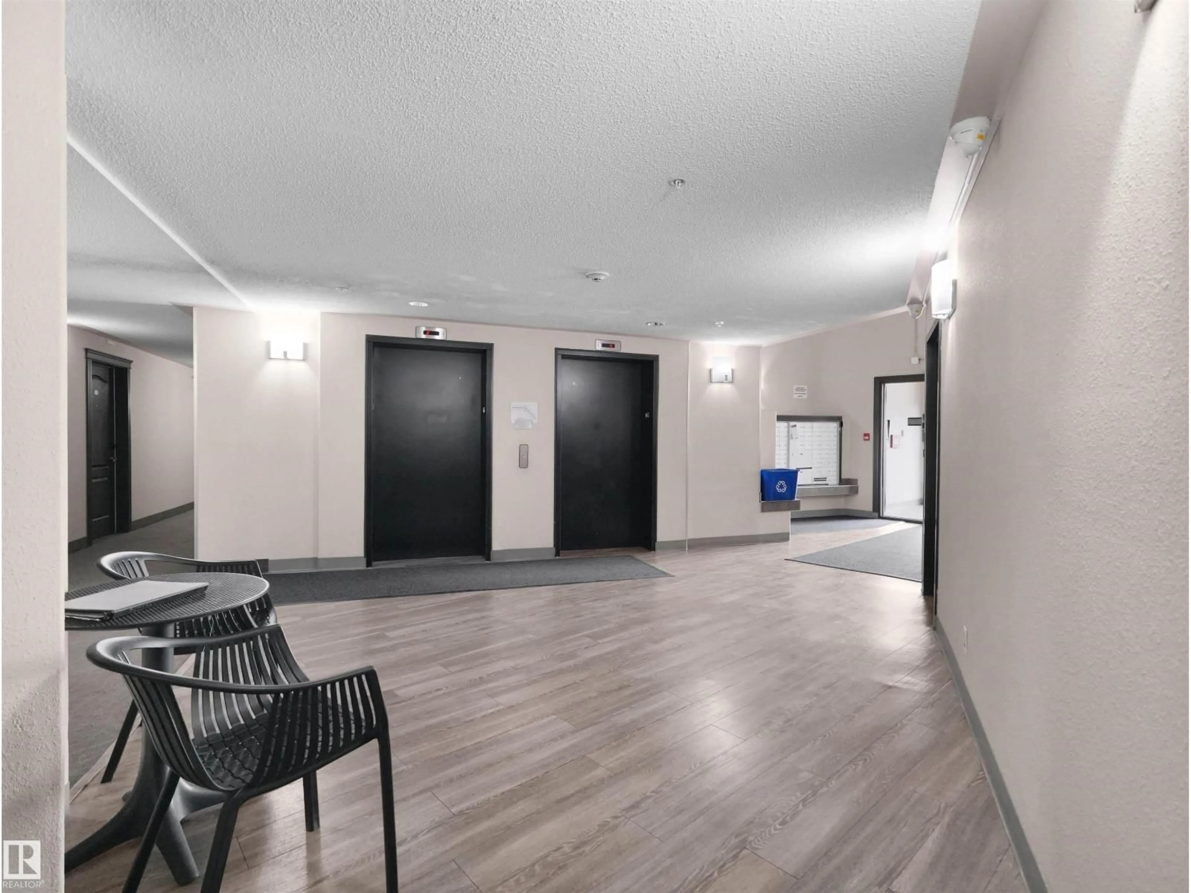 Indoor foyer for 2409 CLAREVIEW STATION DR, Edmonton Alberta T5Y0E5