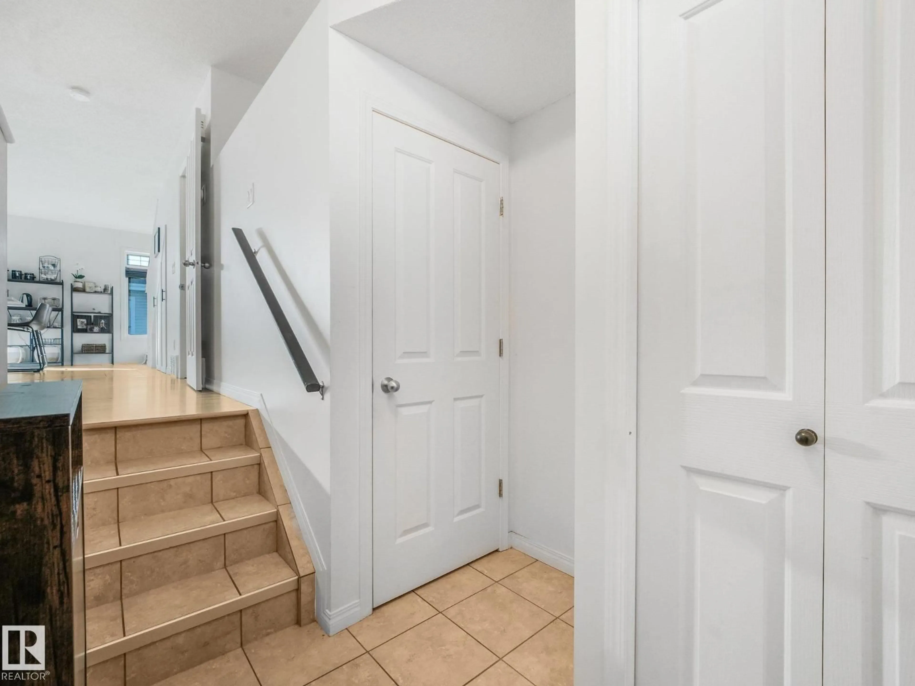Indoor entryway for #2 - 1804 70 ST, Edmonton Alberta T6X0H4