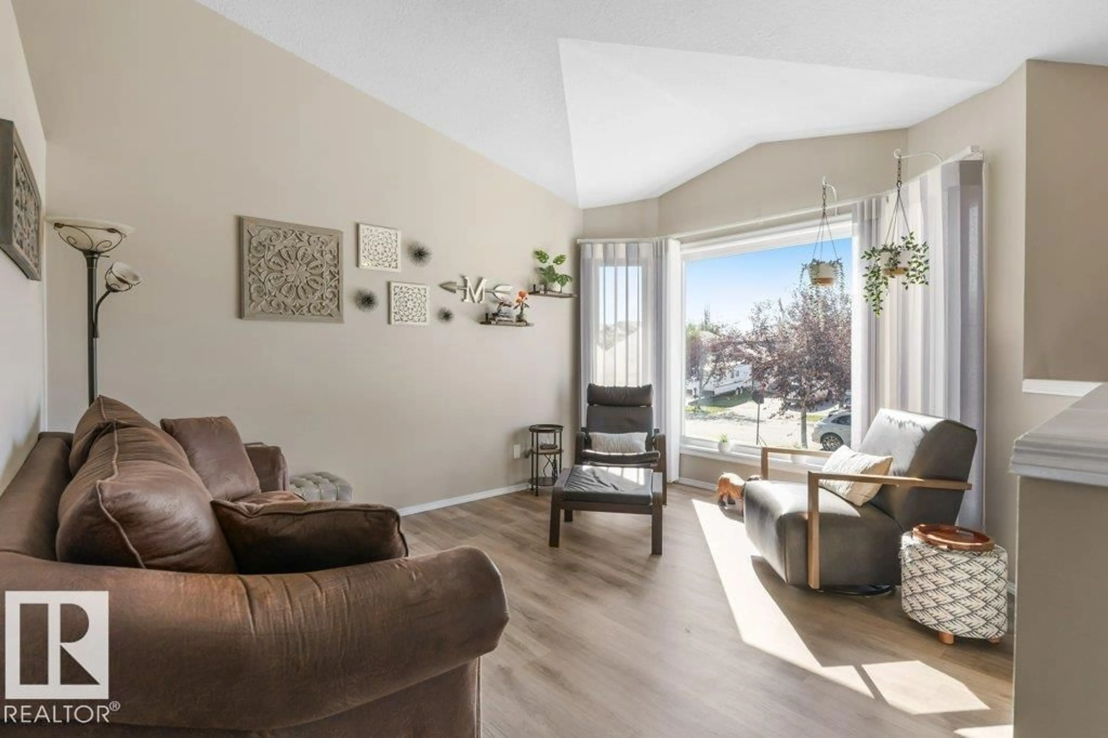 Living room with furniture, wood/laminate floor for 20 HOLLY PL, St. Albert Alberta T8N6W7