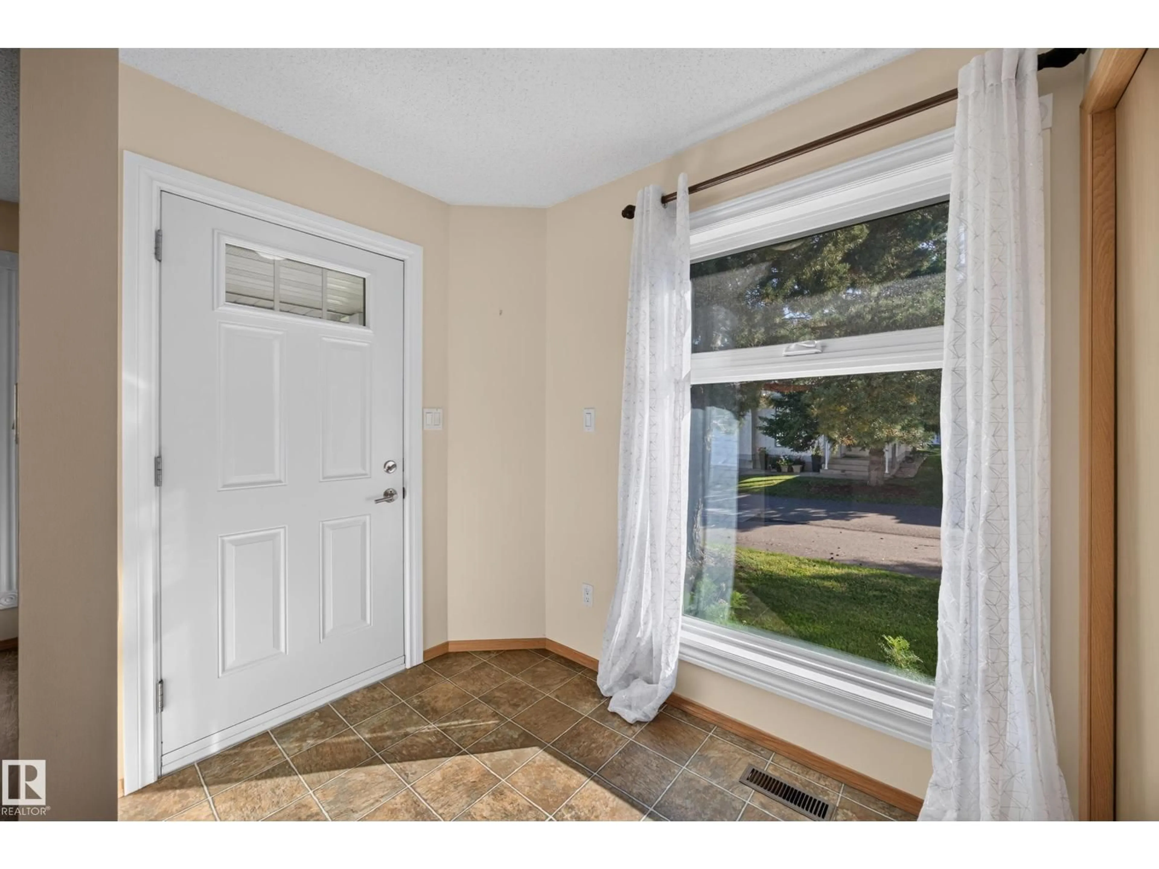 Indoor entryway for 9129 GRANDIN RD, St. Albert Alberta T8N5N3
