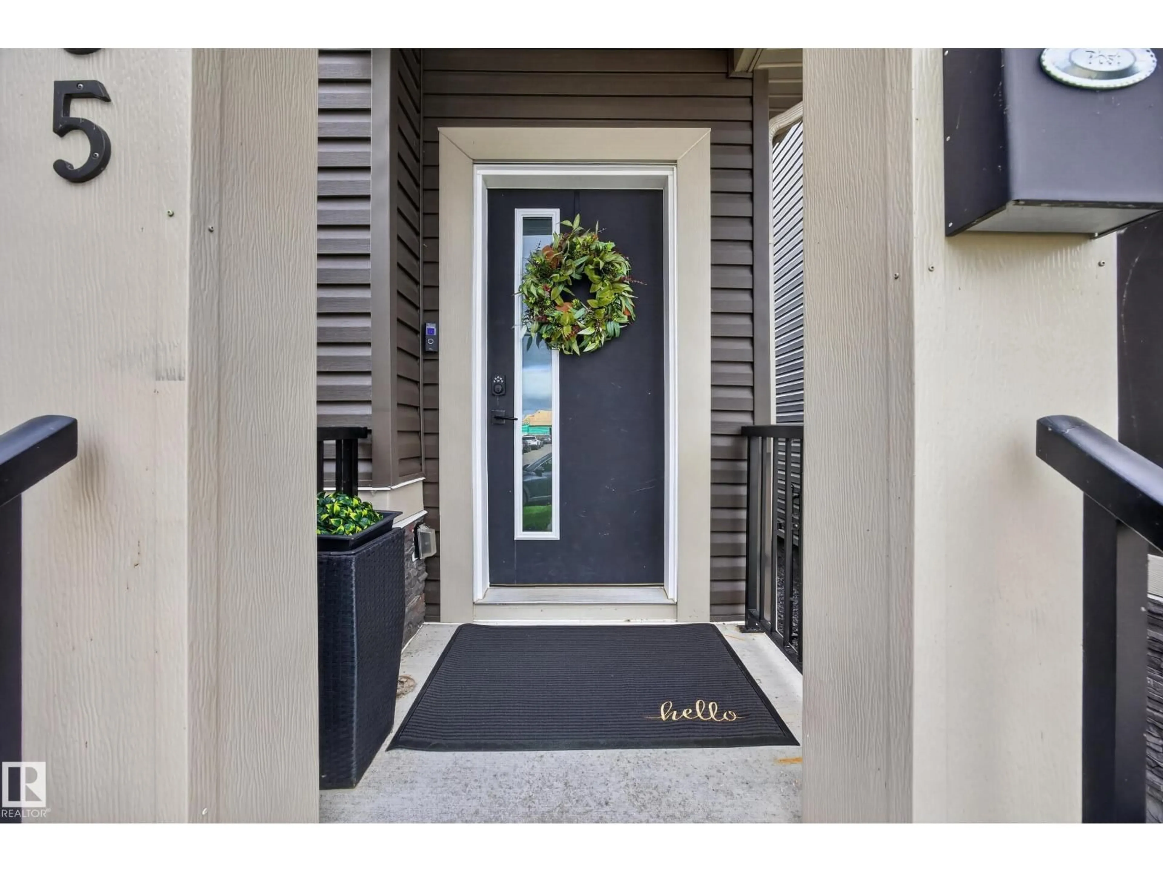 Indoor entryway for 635 MEADOWVIEW DR, Fort Saskatchewan Alberta T8L0X2