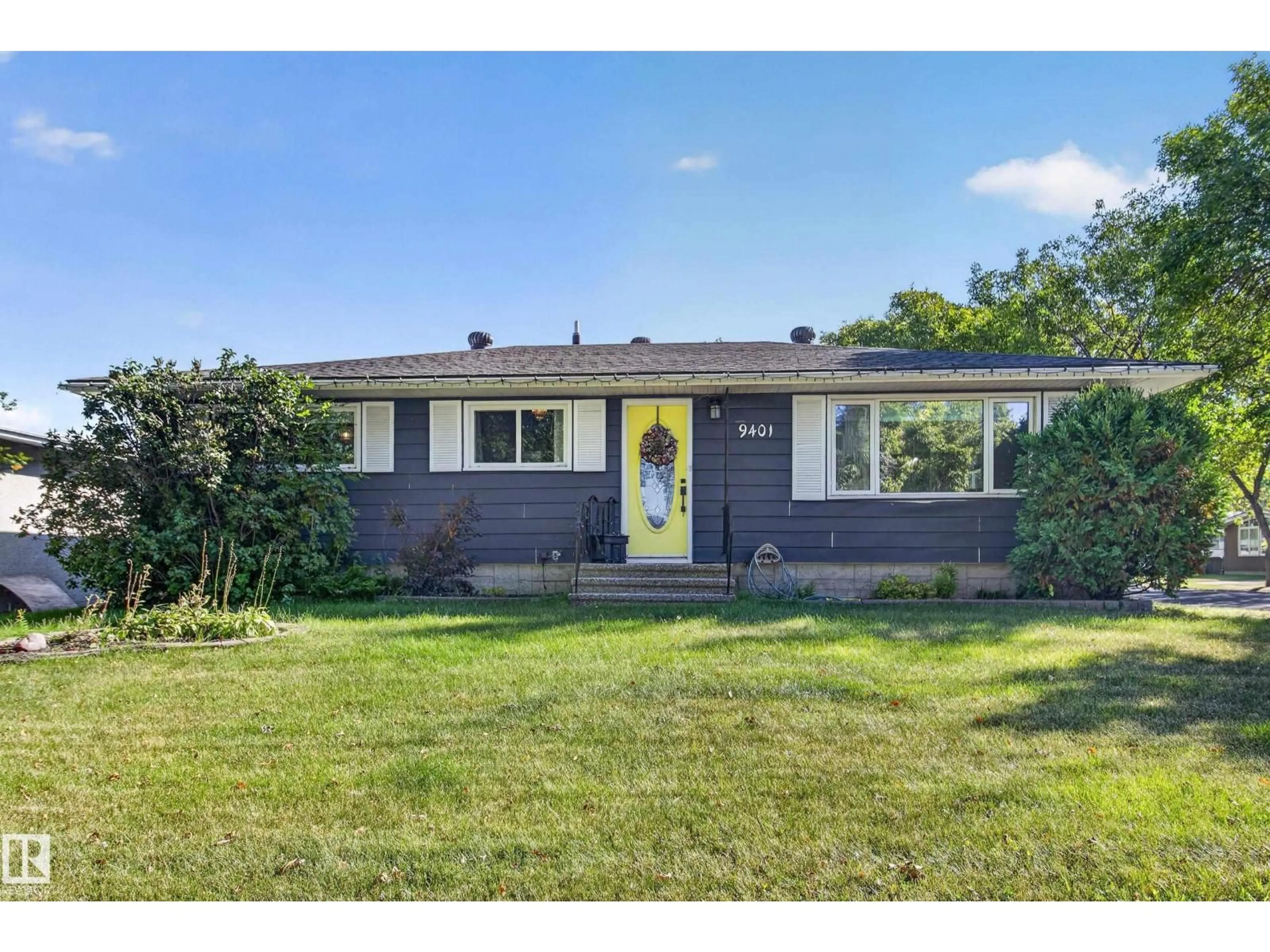 Home with vinyl exterior material, street for 9401 98 ST, Fort Saskatchewan Alberta T8L1T2