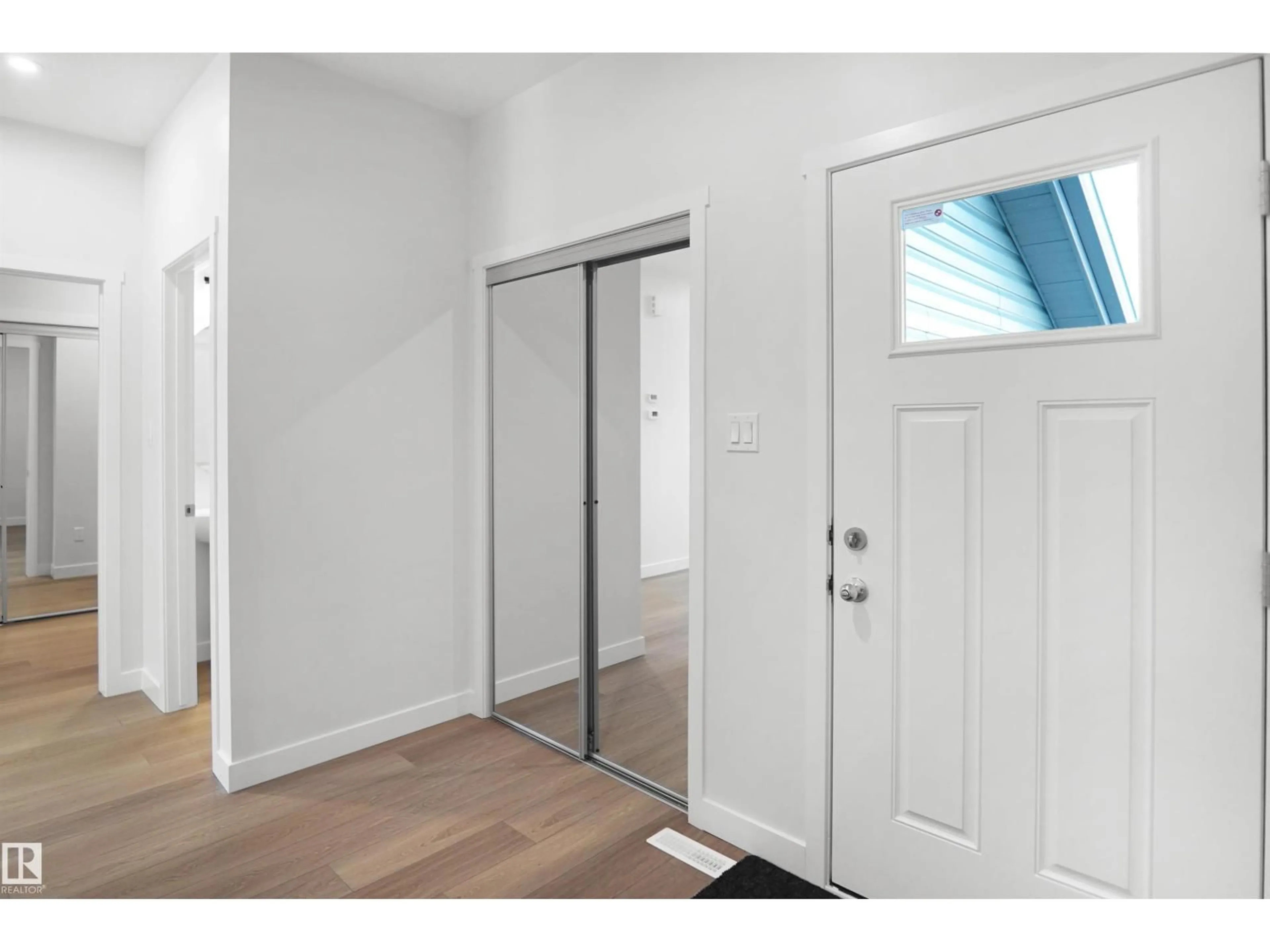 Indoor entryway for 1015 14 AV, Edmonton Alberta T6T2R6