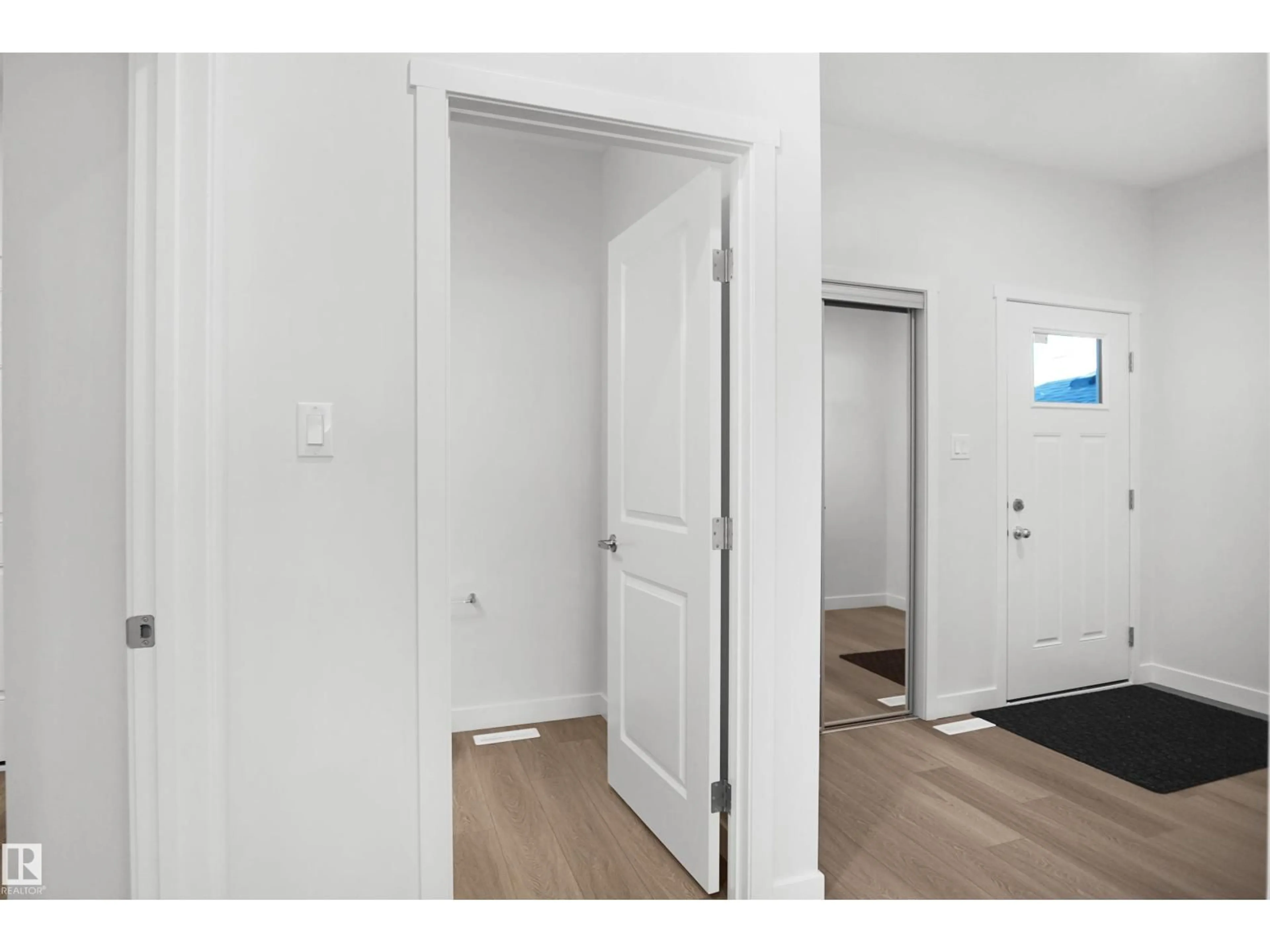 Indoor entryway for 1015 14 AV, Edmonton Alberta T6T2R6