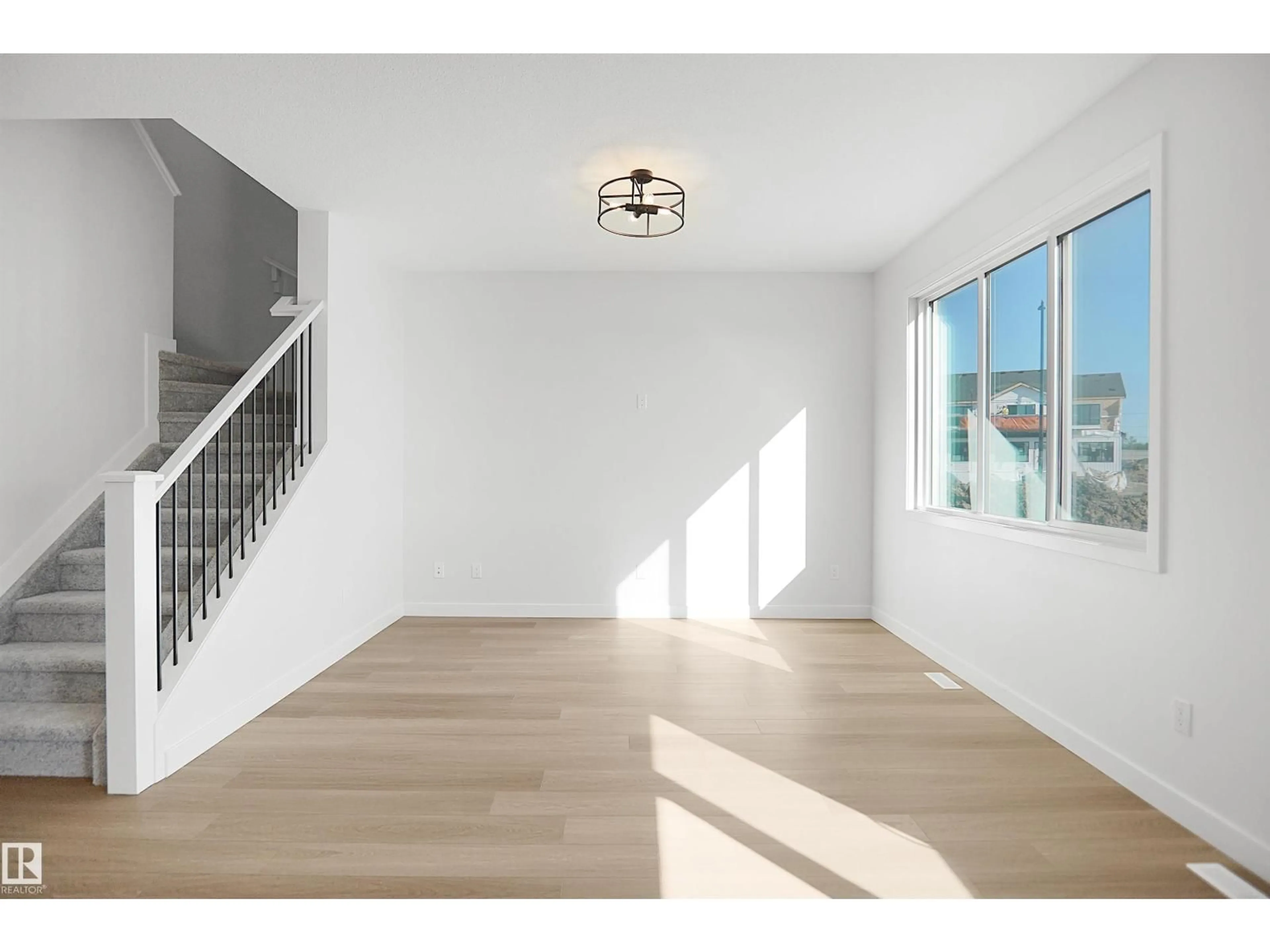 Indoor entryway for 1015 14 AV, Edmonton Alberta T6T2R6