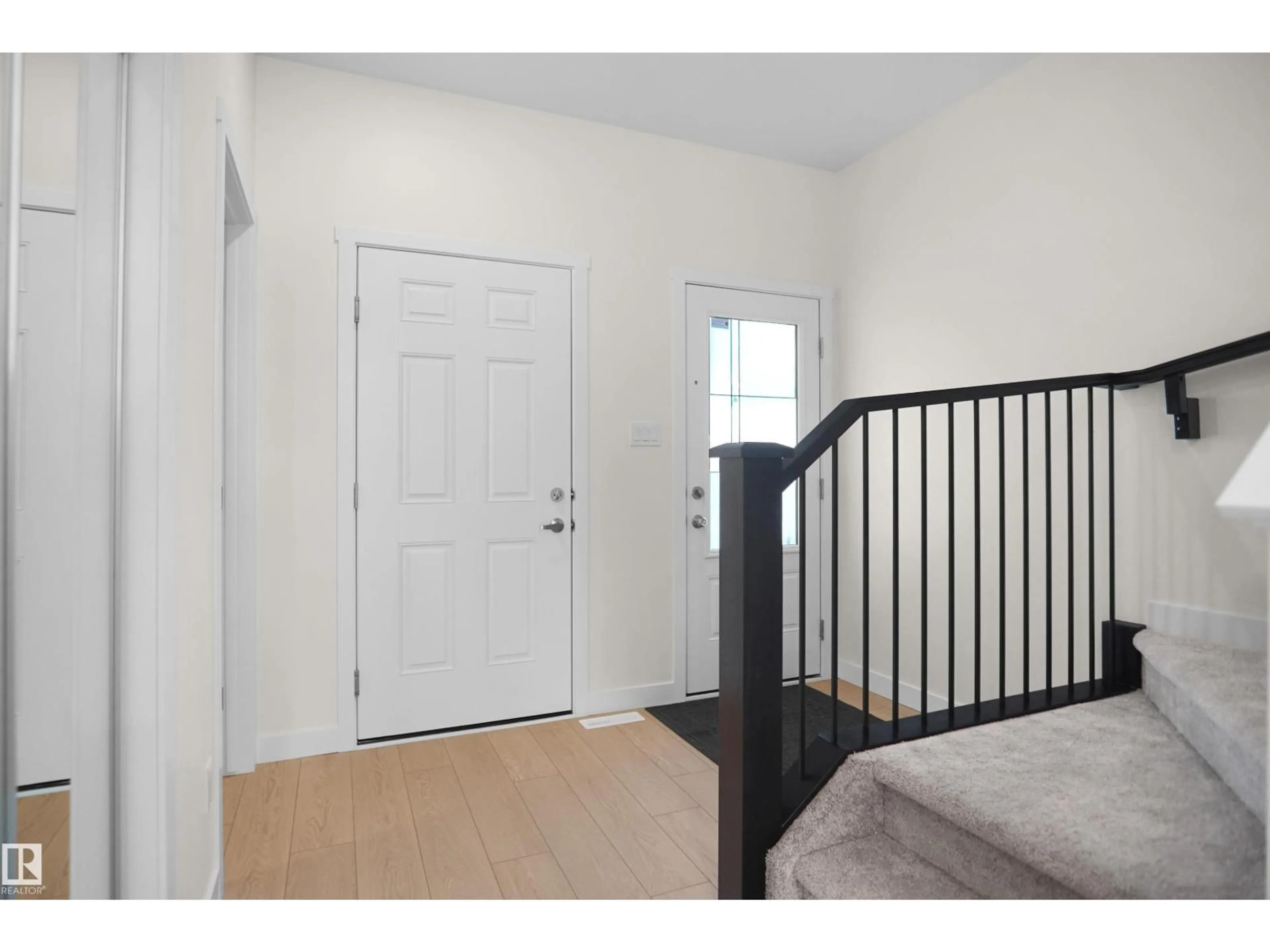 Indoor entryway for 1011 14 AV, Edmonton Alberta T6T2N5
