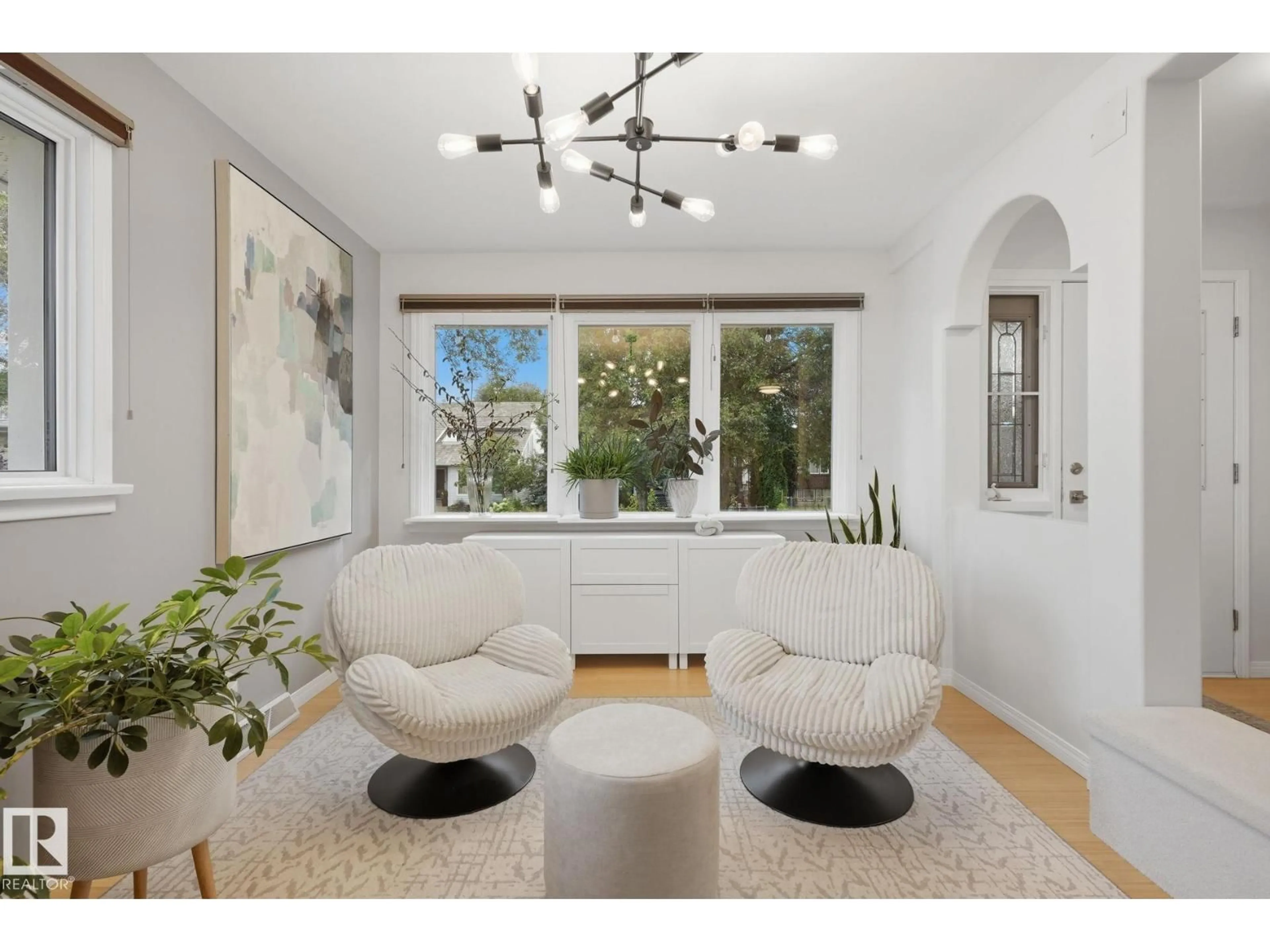 Living room with furniture, unknown for NW - 9520 95 AV, Edmonton Alberta T6C2A4